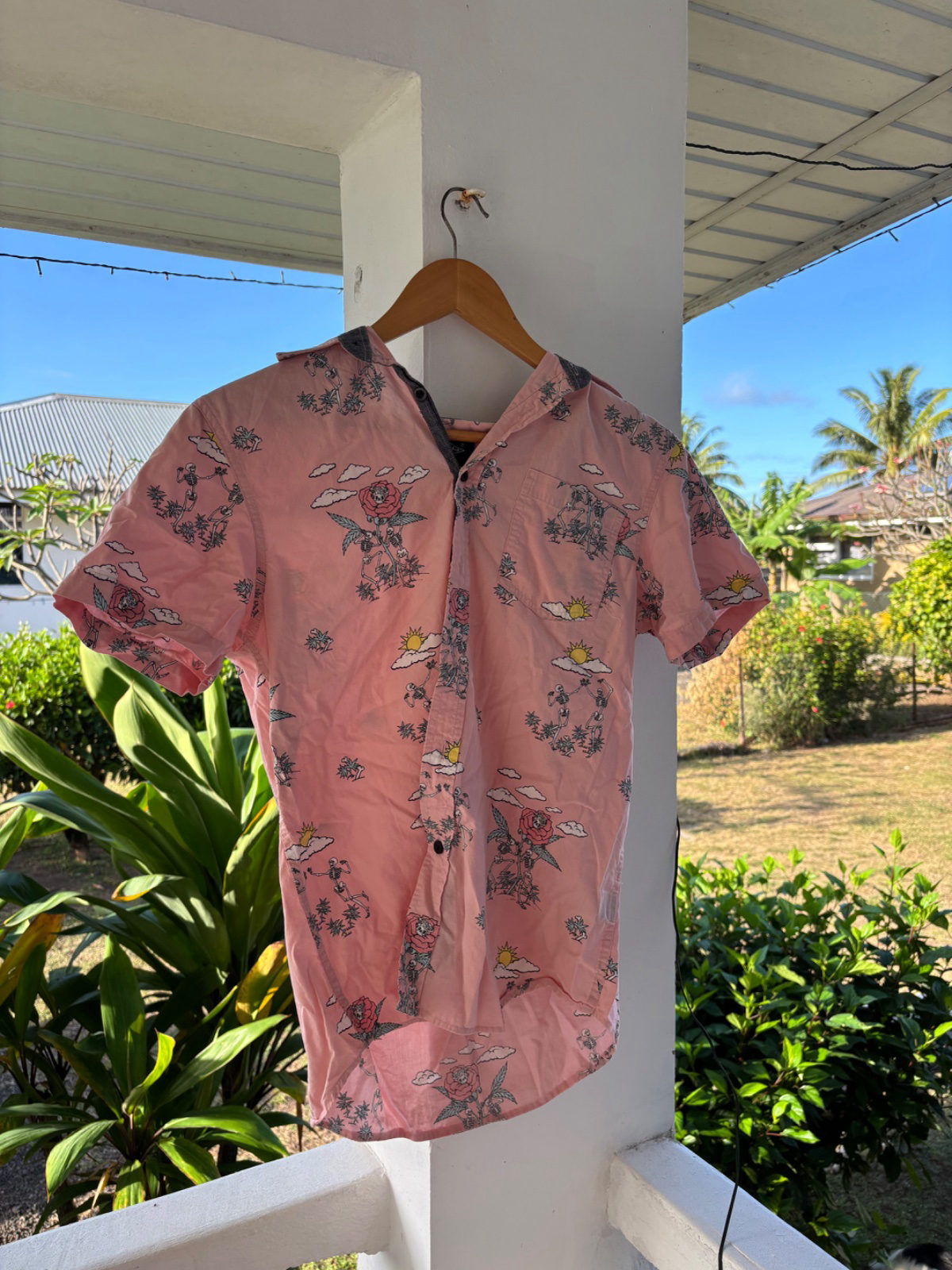 Chemise rose à motifs tropicaux  photo 1