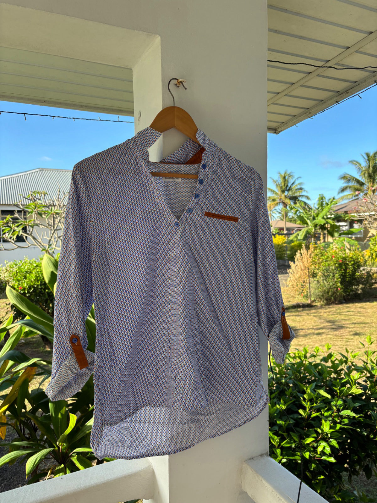 Chemise légère à motif géométrique et détails camel photo 1