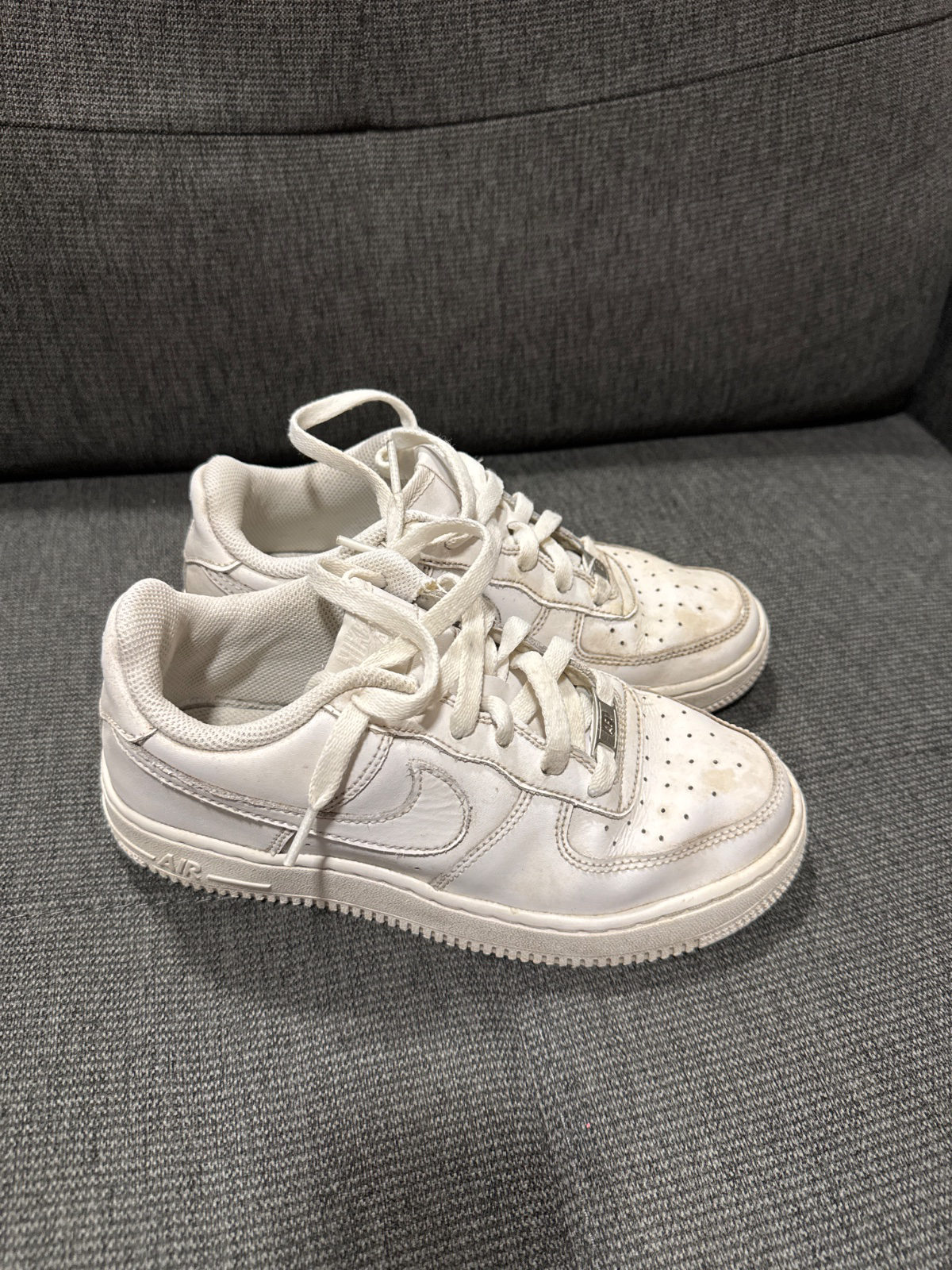 Baskets Nike Air Force 1 blanches intemporelles photo 1