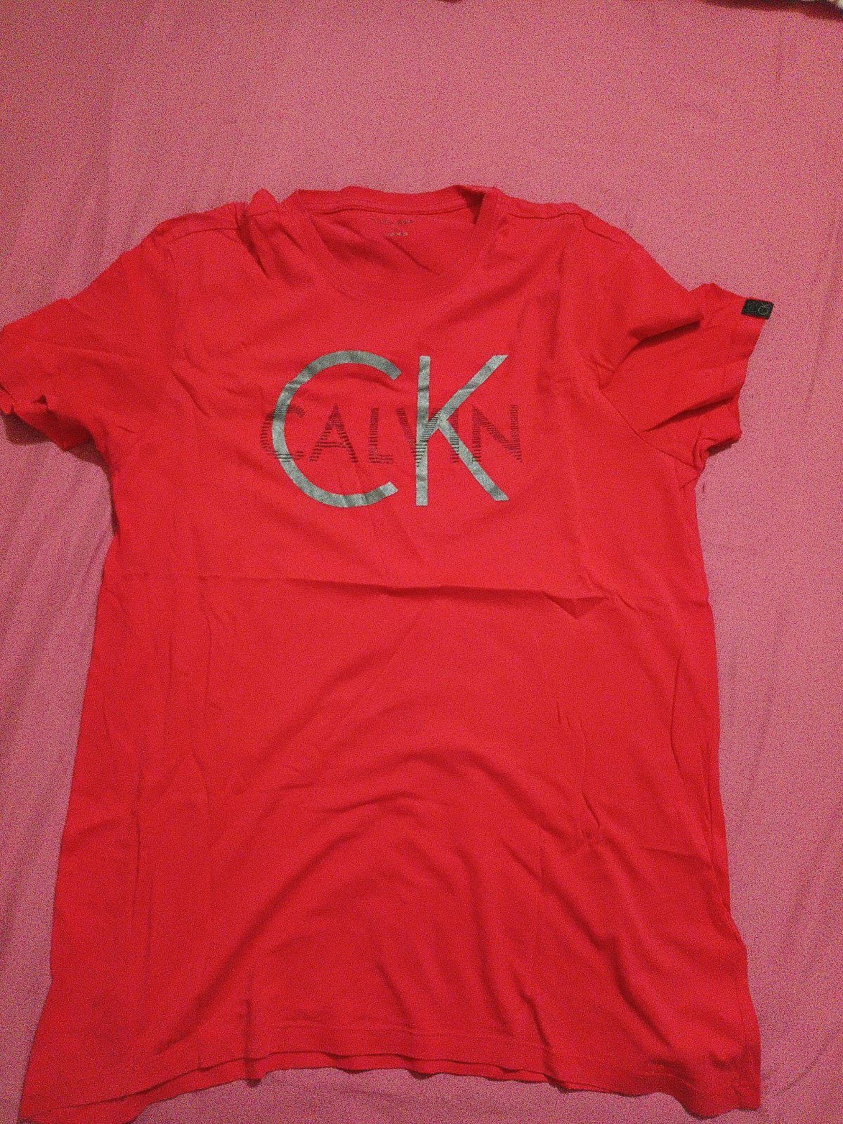 T-shirt Calvin Klein rouge avec logo CK photo 1