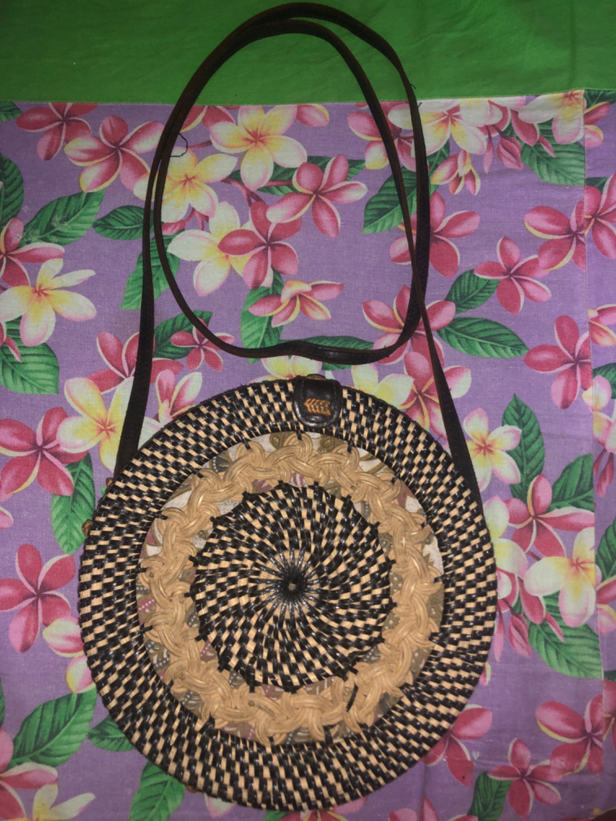 Sac rond tressé noir et beige, style bohème chic photo 1