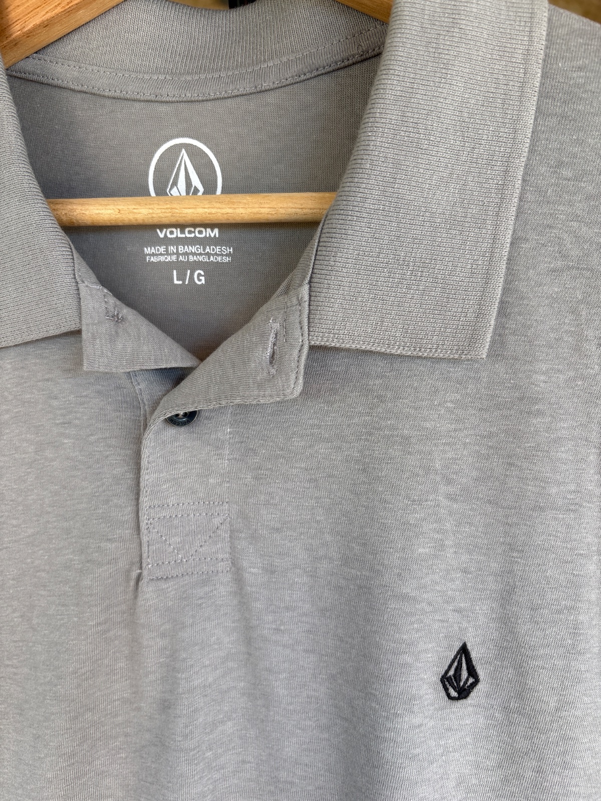 Polo Volcom gris clair, style décontracté photo 2