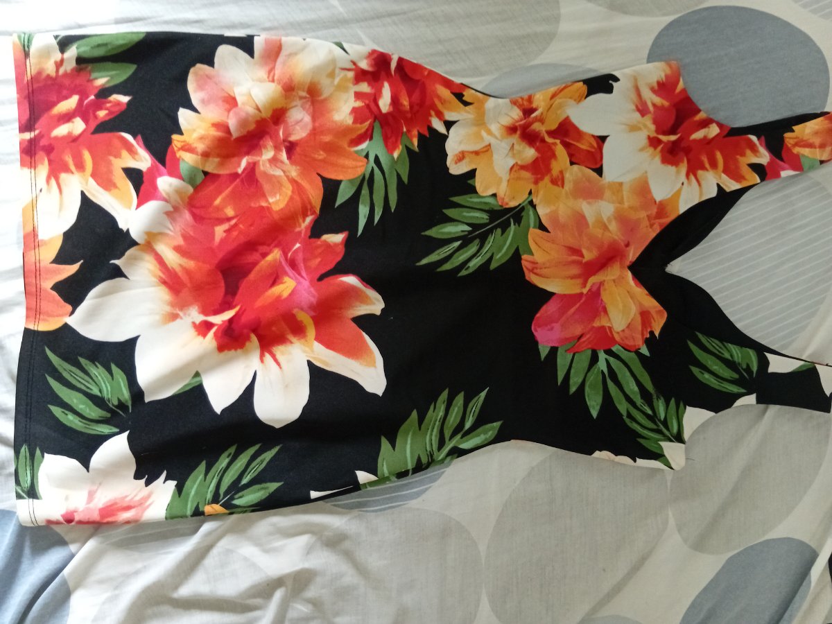 Robe fleurie tropicale noire et colorée photo 1