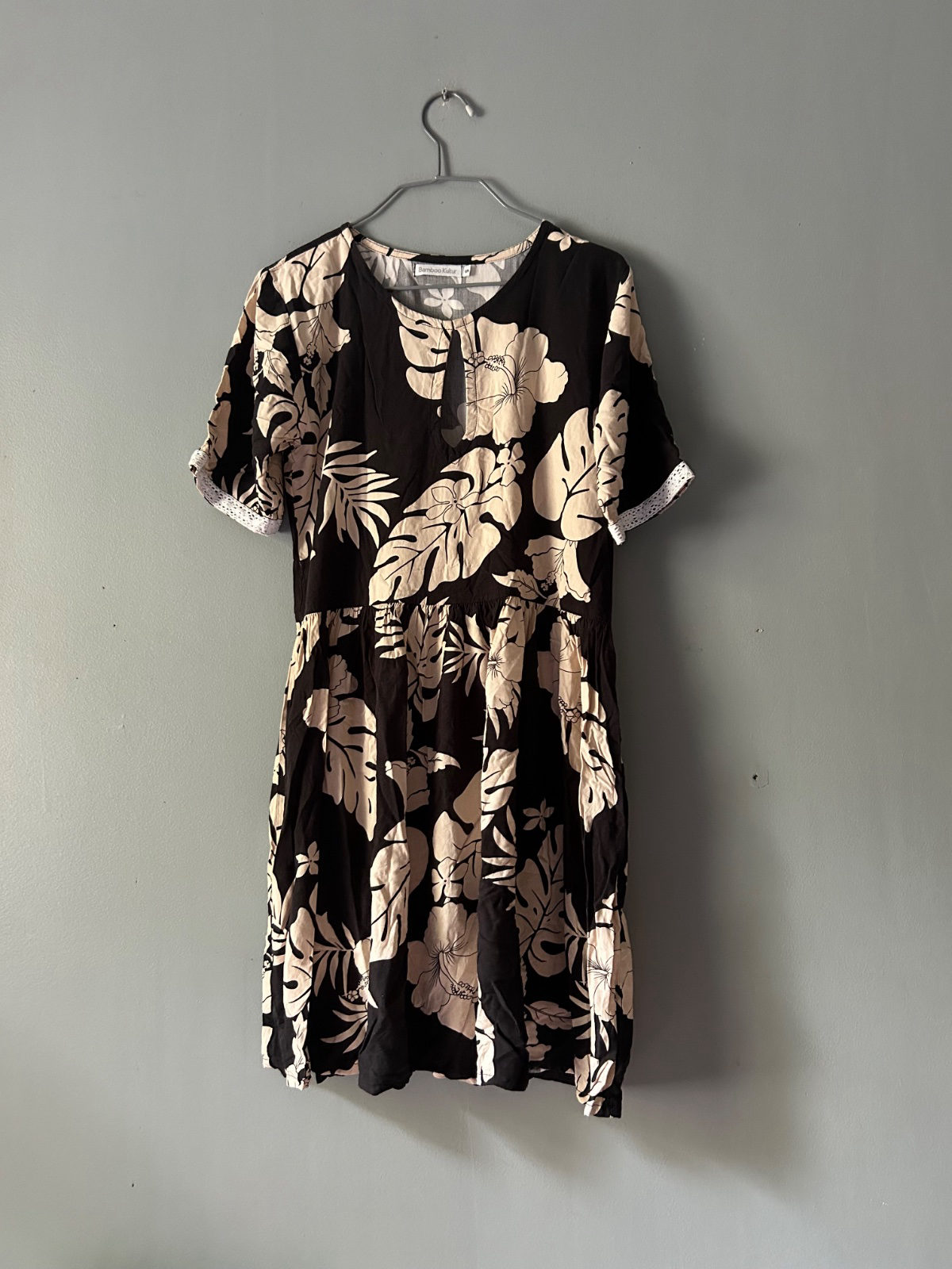 Robe à fleurs noir-beige  photo 1