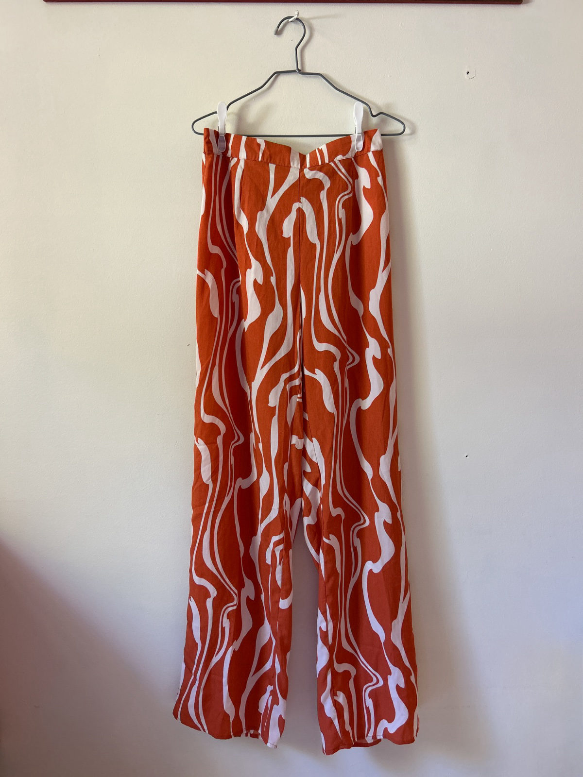 Pantalon orange à motif photo 1