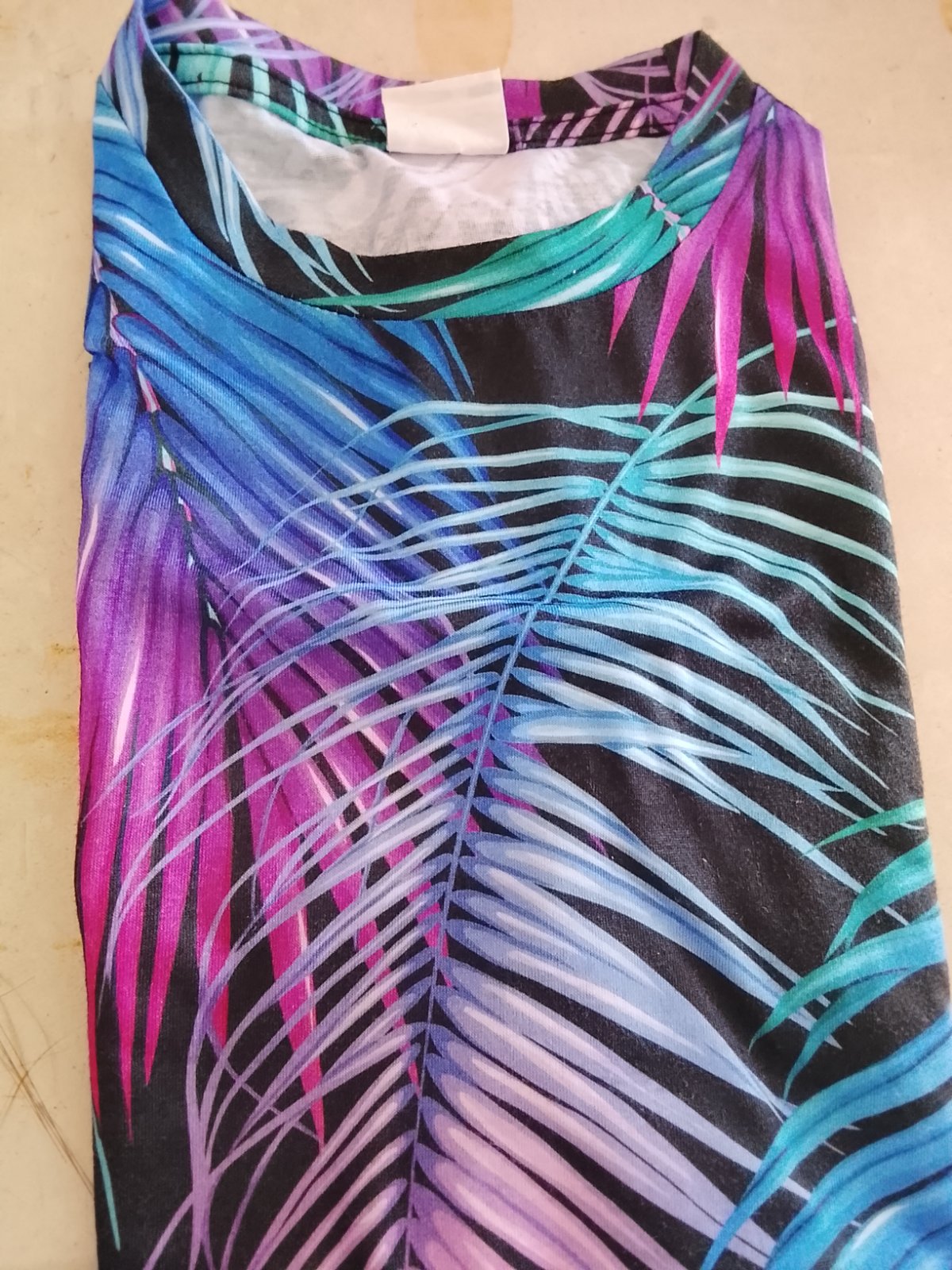 T-shirt tropical aux feuilles de palmier colorées photo 1