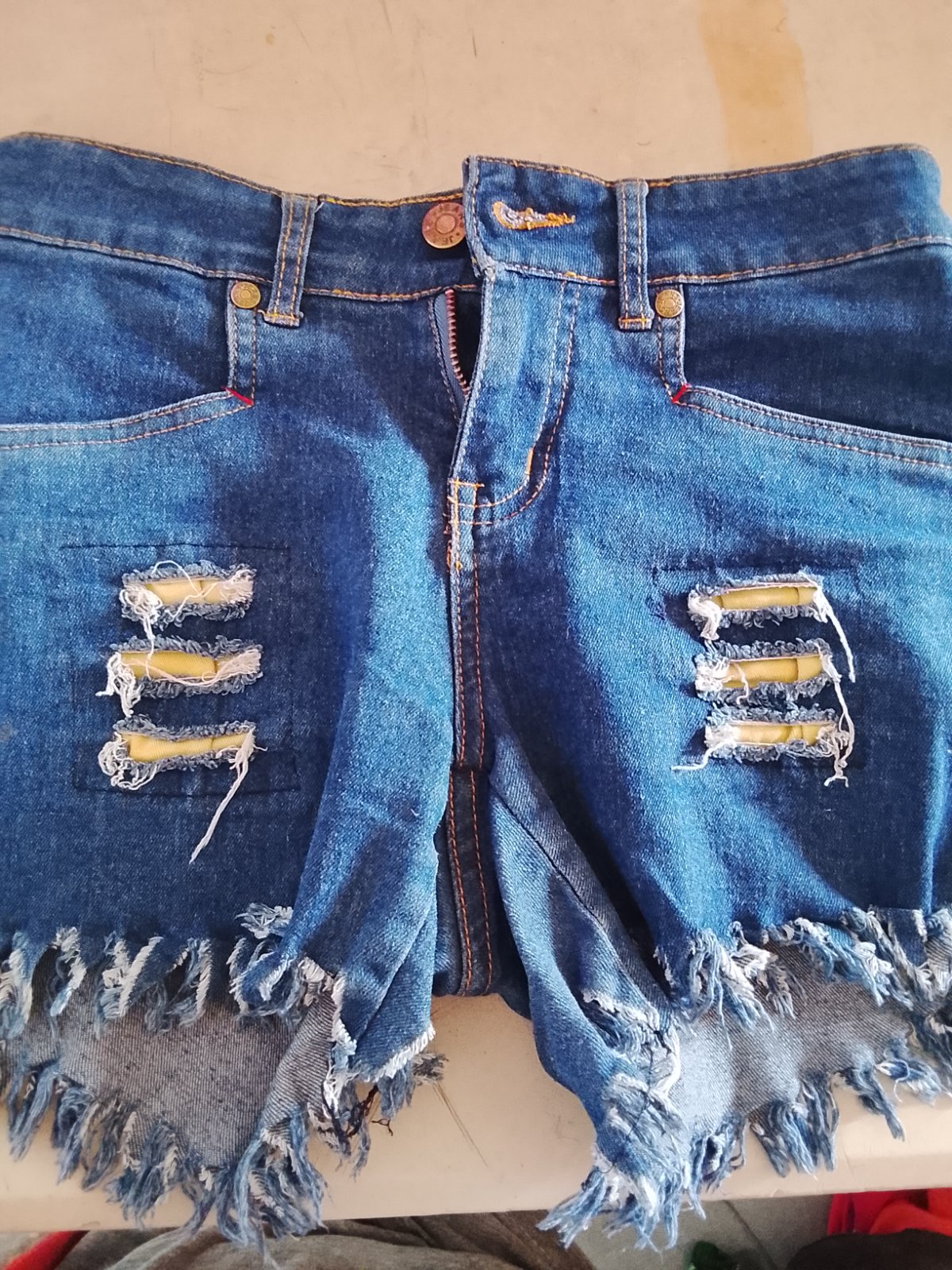 Short en jean délavé et déchiré et un short hurley photo 1