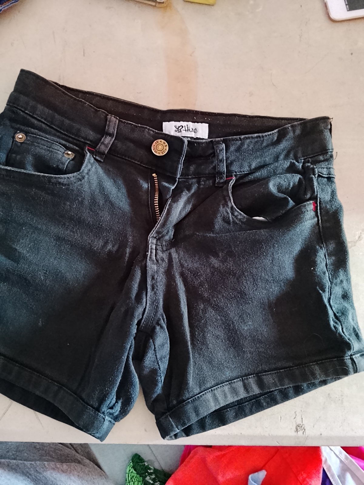 Short en jean délavé et déchiré et un short hurley photo 2