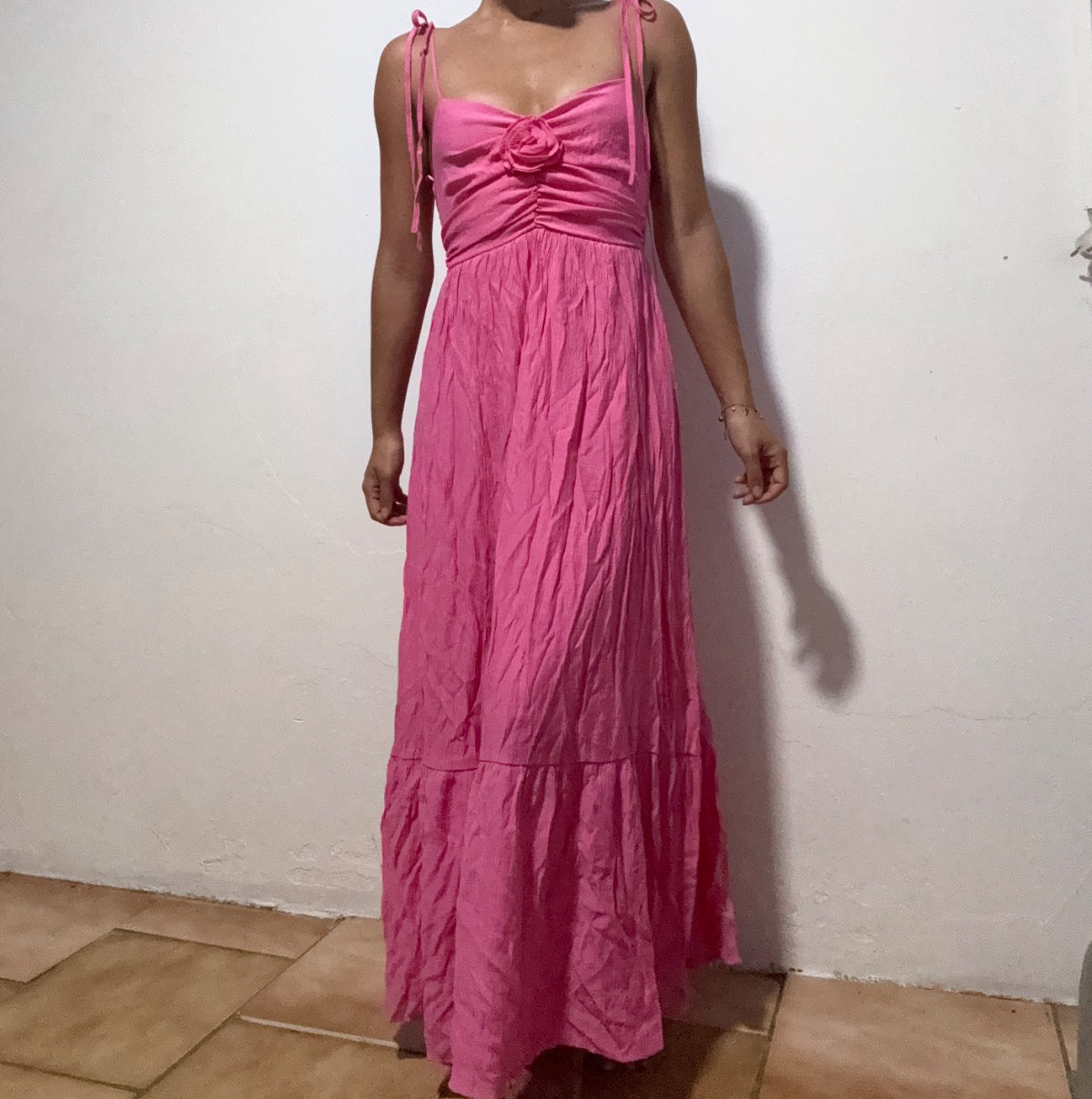 Robe longue fuchsia à bretelles nouées et détail floral photo 1