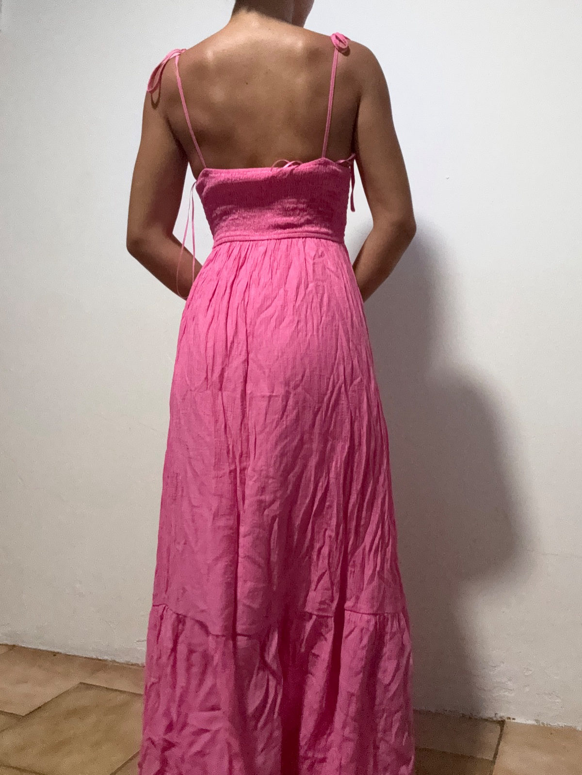 Robe longue fuchsia à bretelles nouées et détail floral photo 2