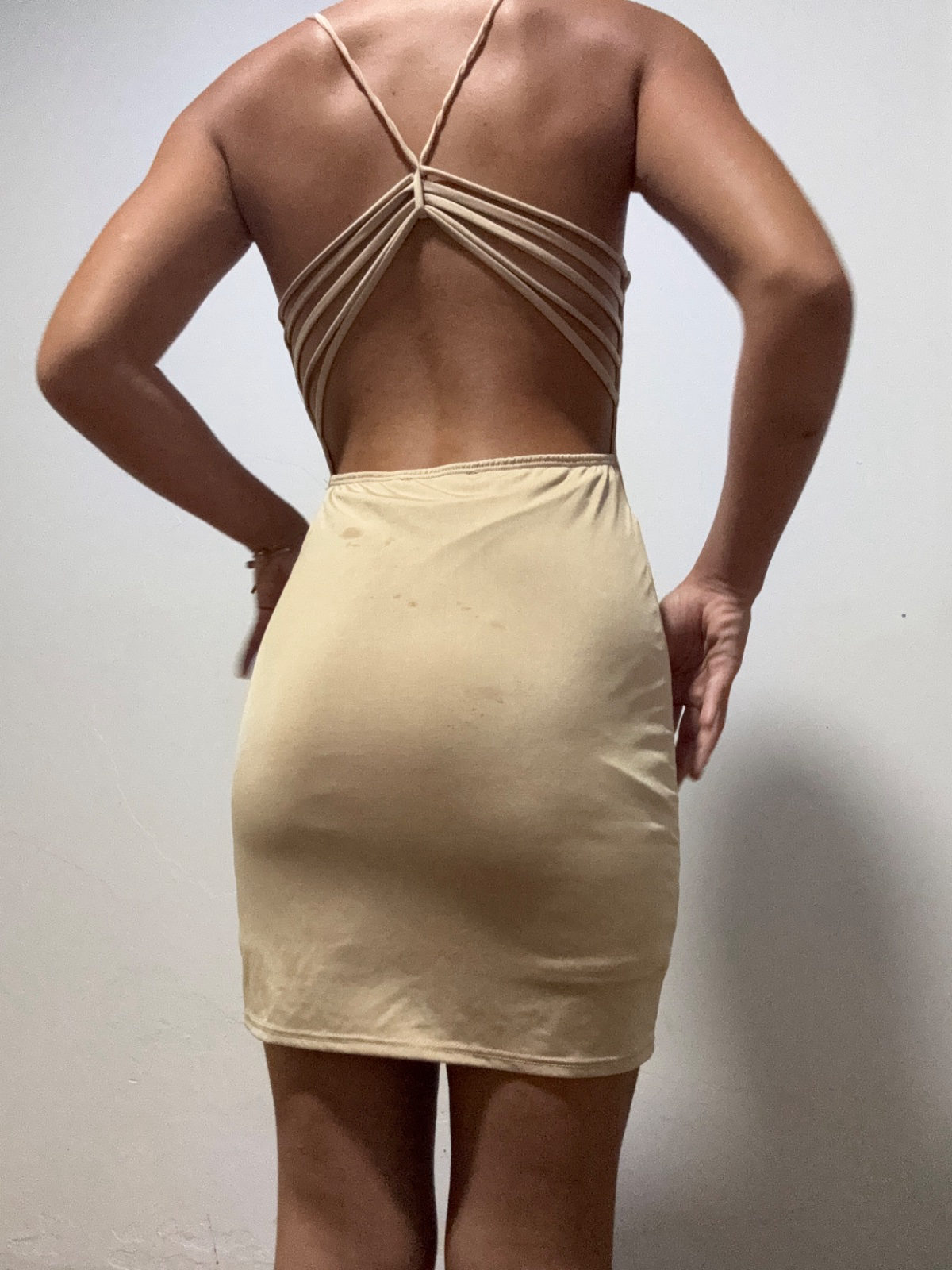 Robe courte dorée à fines bretelles photo 2