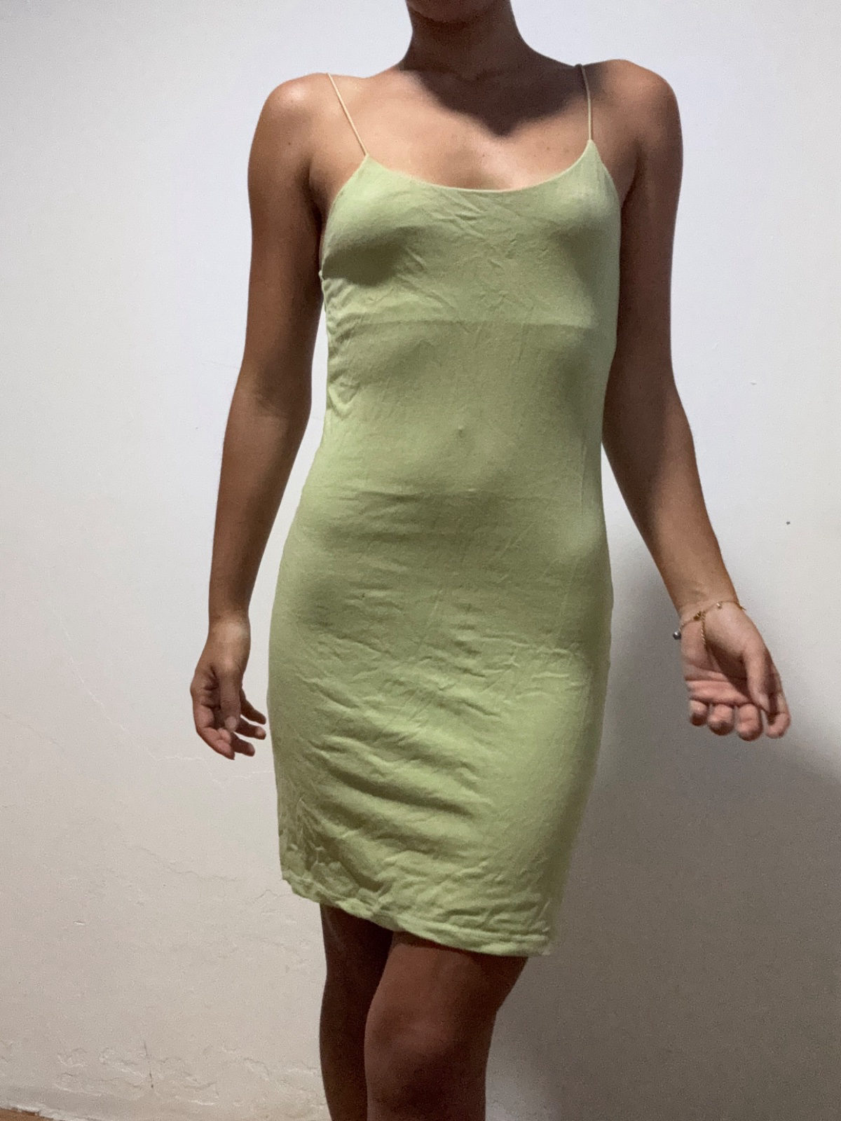 Robe moulante vert anis à fines bretelles photo 1