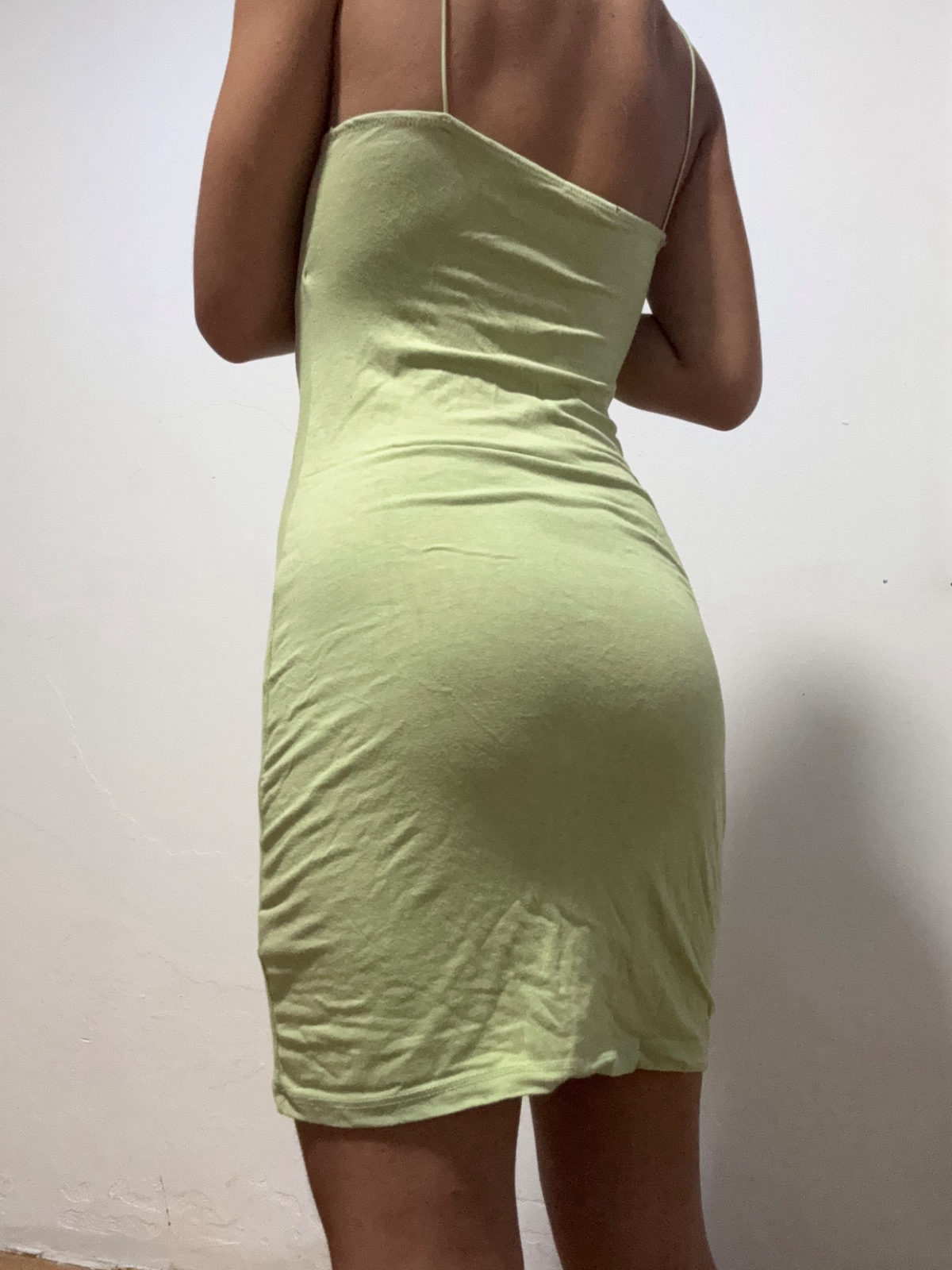 Robe moulante vert anis à fines bretelles photo 2