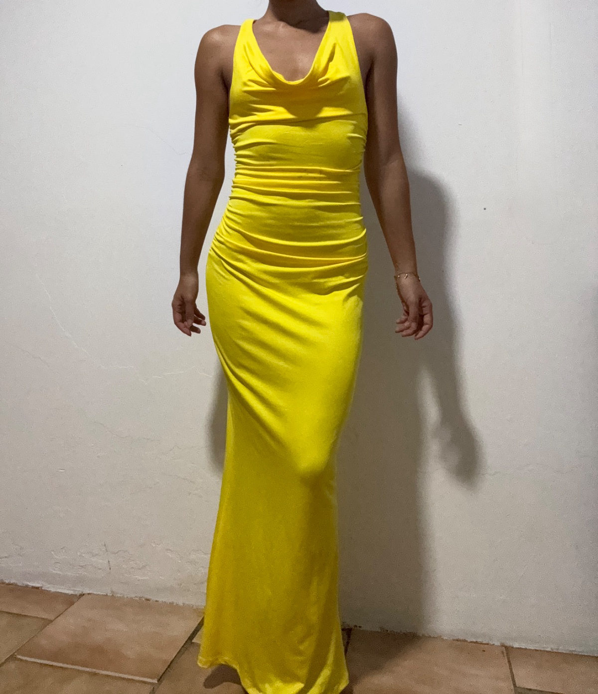 Robe longue jaune drapée élégante photo 1
