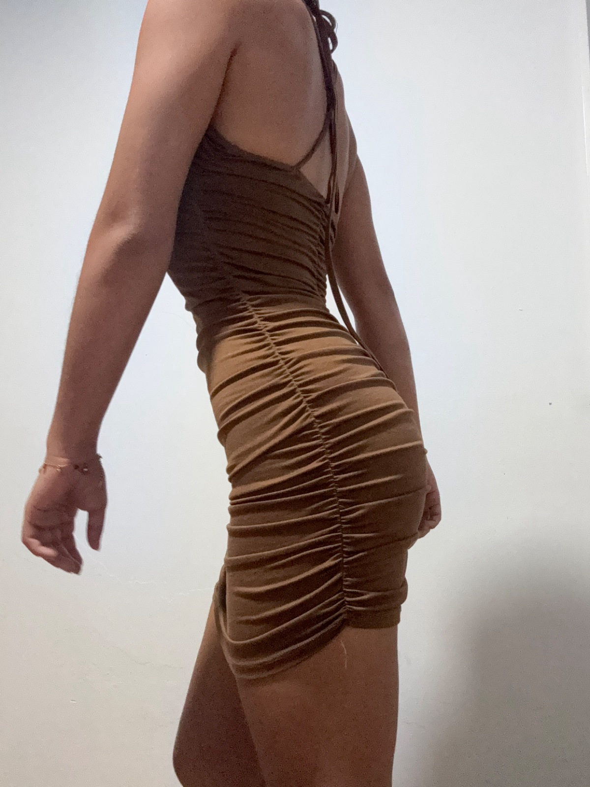 Robe moulante marron froncée style halter photo 2