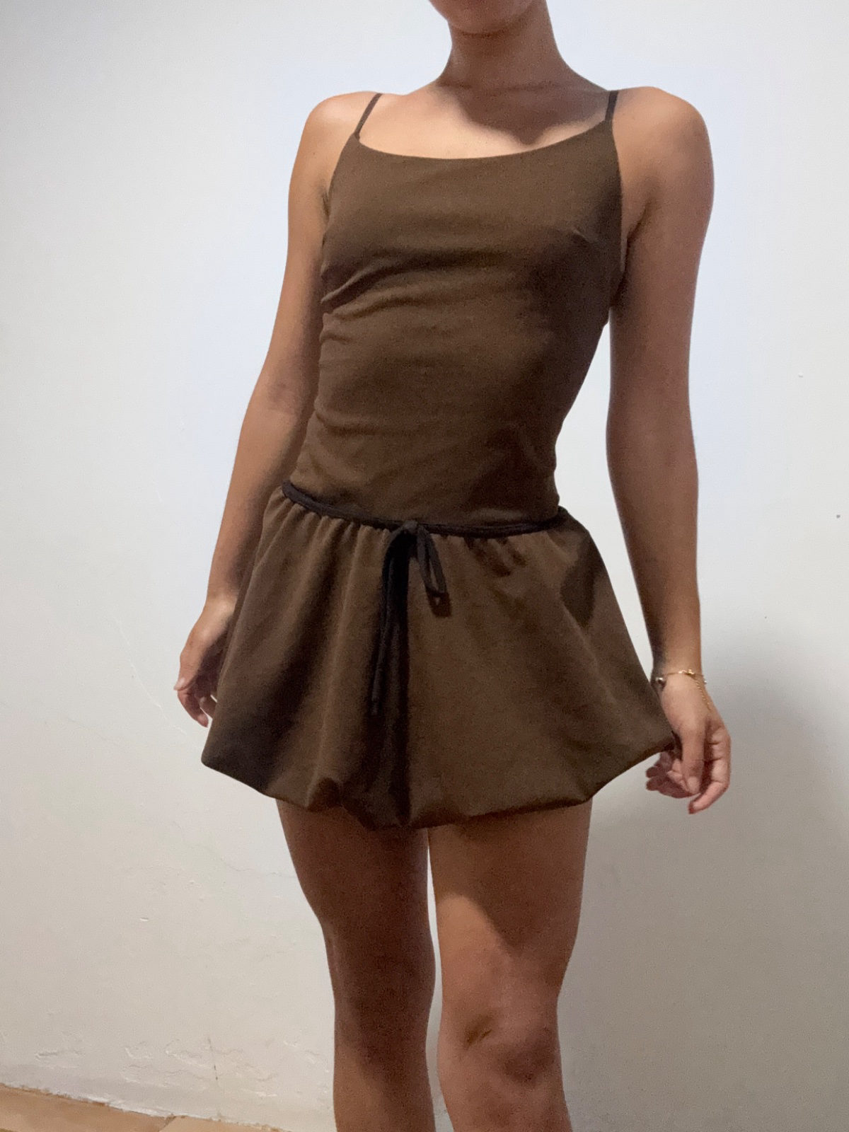 Robe courte marron à fines bretelles photo 1