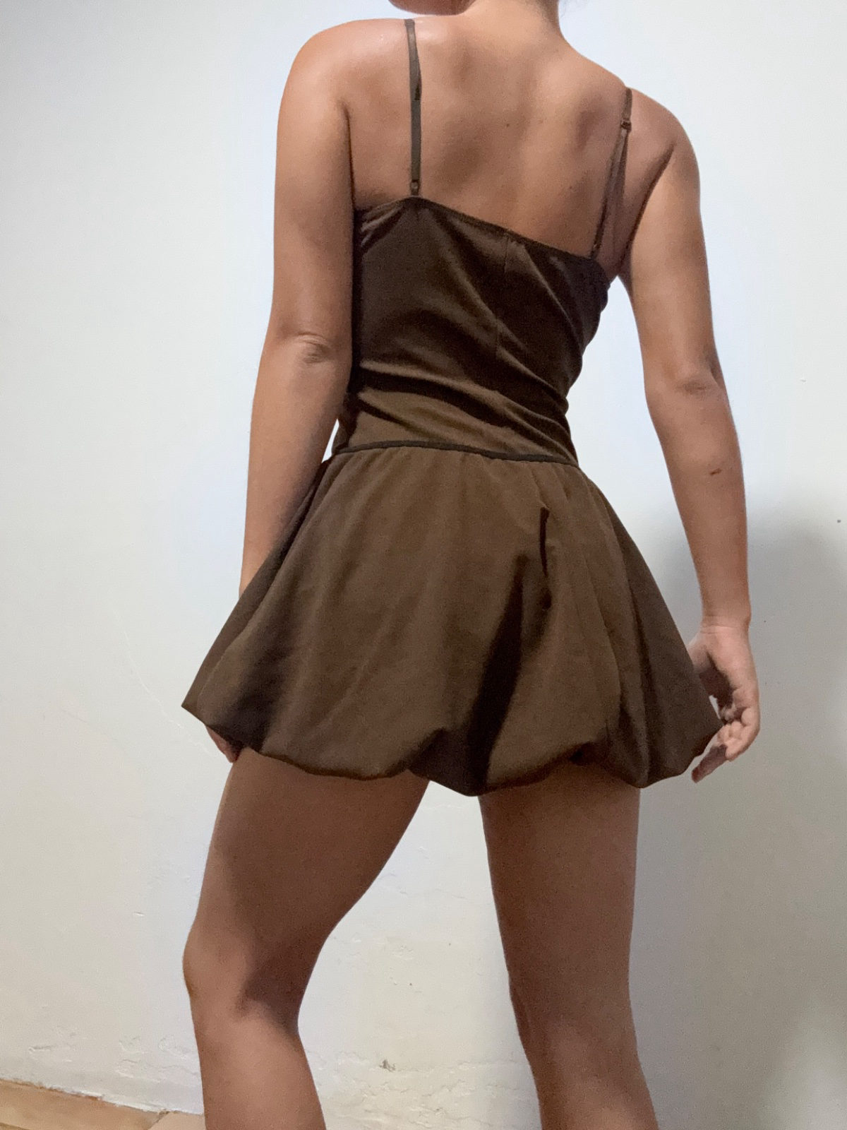 Robe courte marron à fines bretelles photo 2