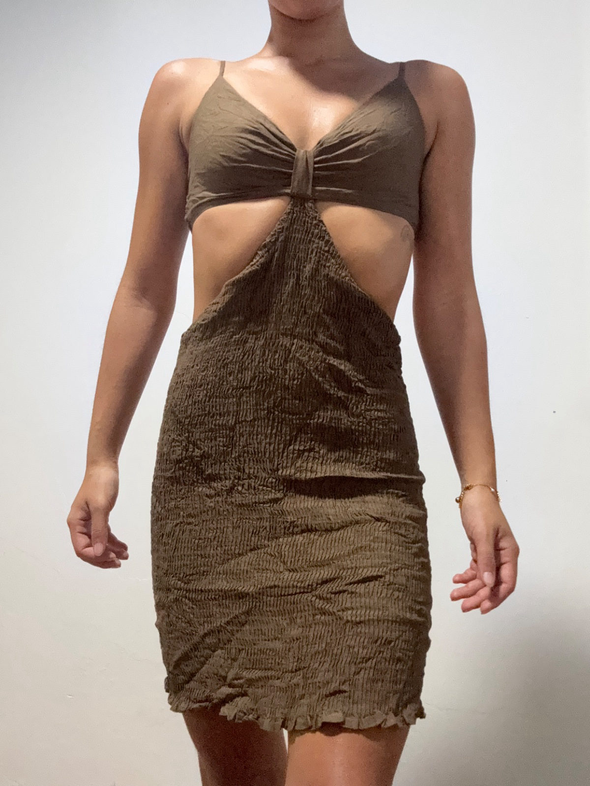 Robe courte marron froncée avec découpes photo 1