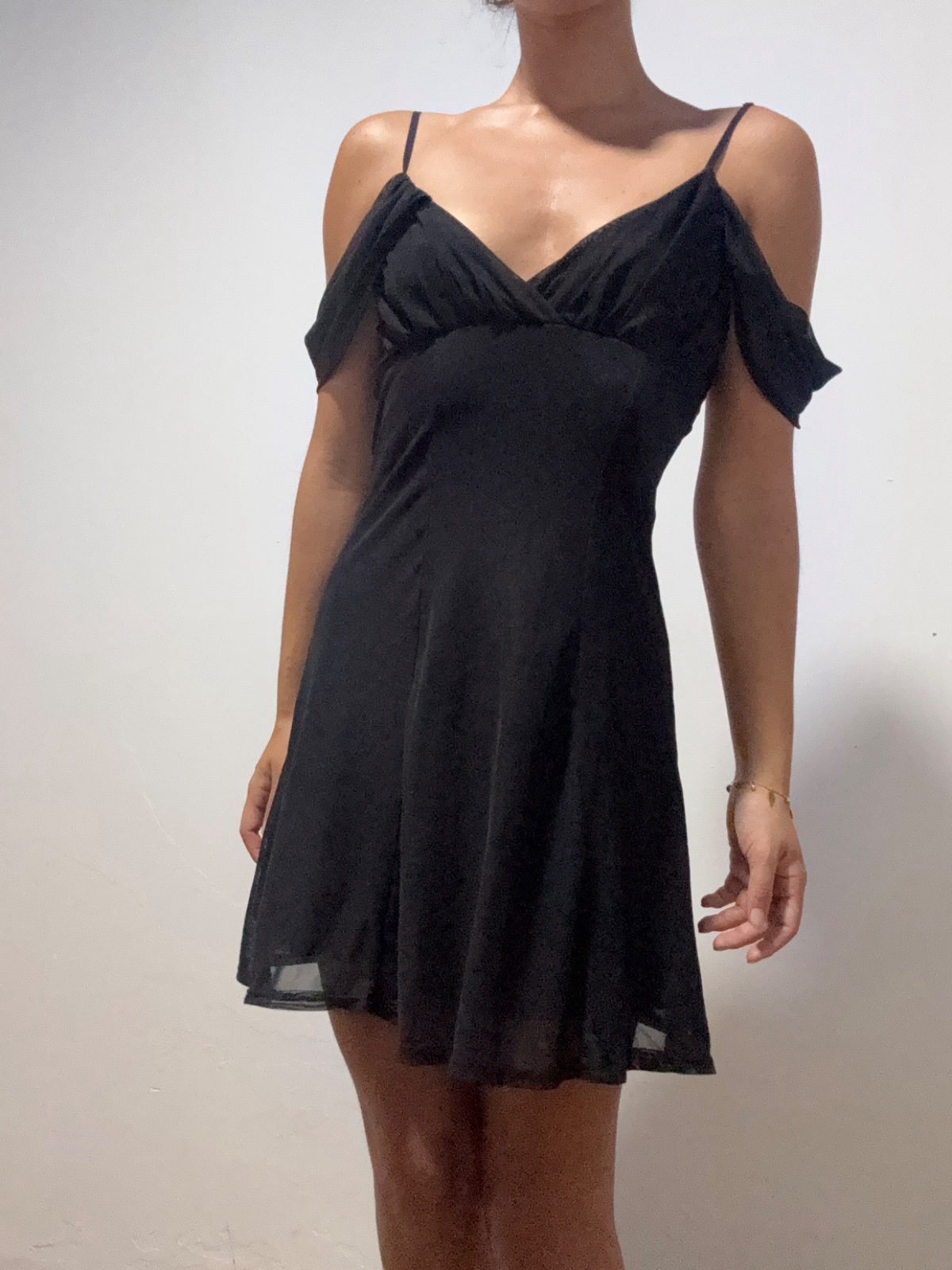 Robe noire élégante épaules dénudées photo 1