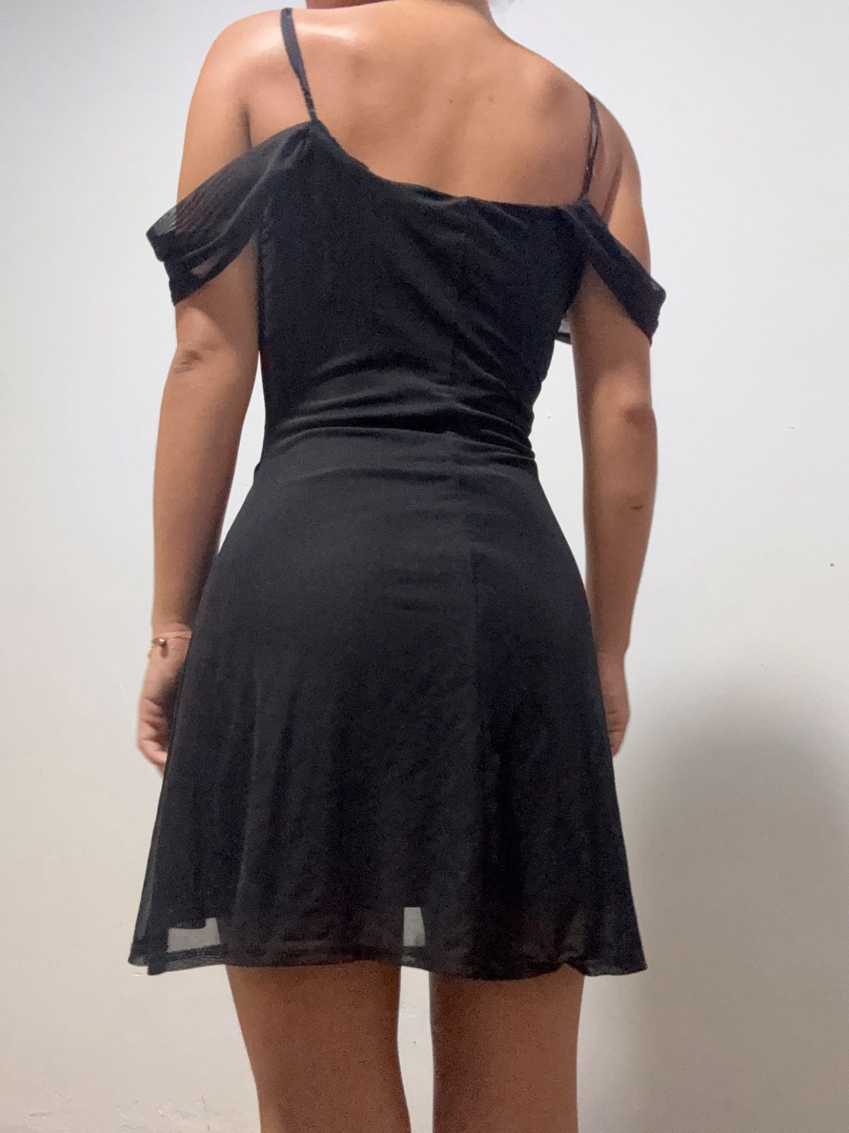 Robe noire élégante épaules dénudées photo 2