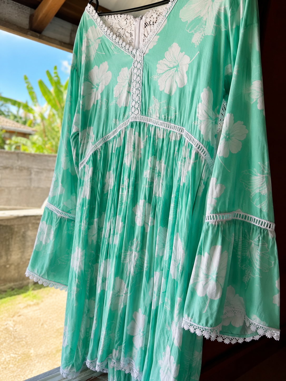 Robe longue fleurie vert d'eau et dentelle photo 1
