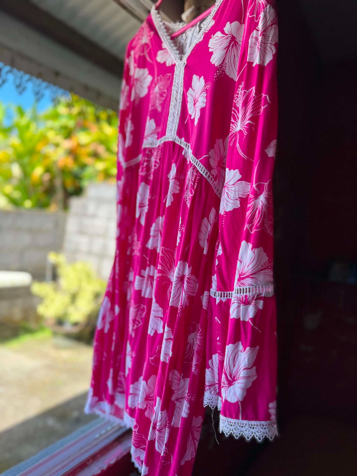 Robe fuchsia à fleurs d'hibiscus et dentelle photo 1