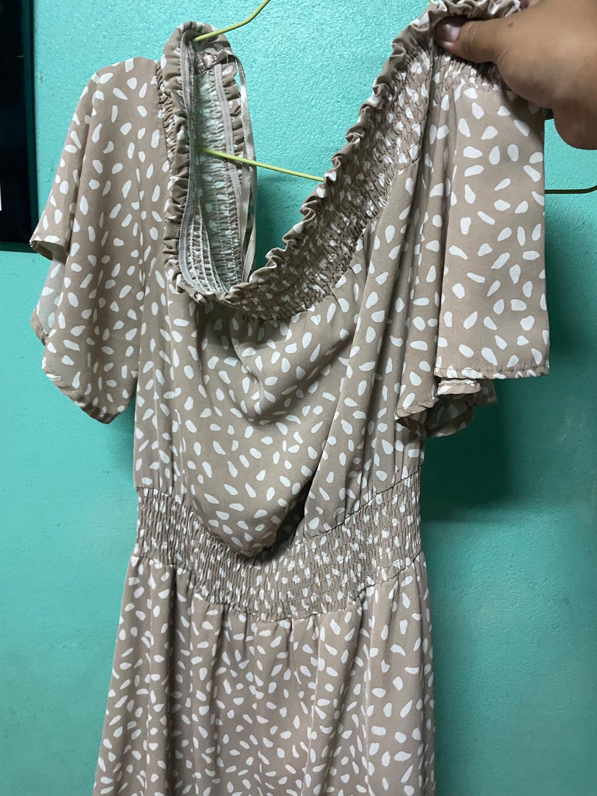 Robe courte beige à pois blancs, épaules dénudées photo 1