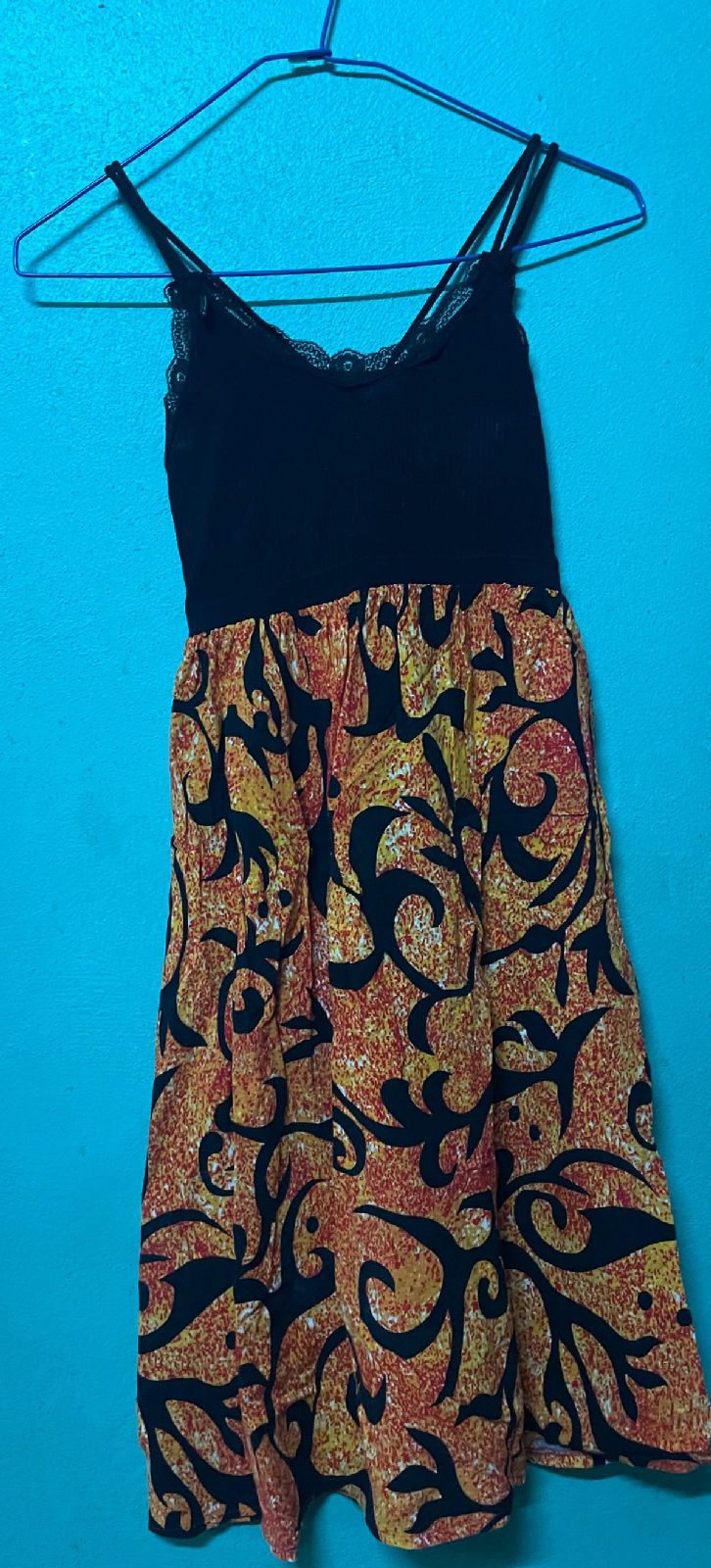 Robe courte à bretelles fines et motif polynésien photo 1