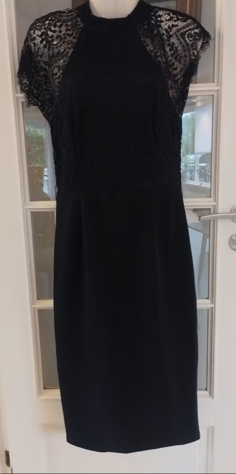 Robe noire élégante avec empiècements en dentelle photo 1