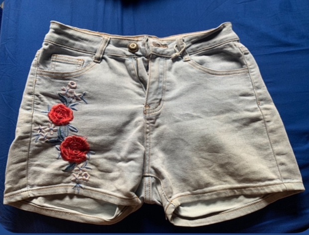 Short en jean clair brodé de roses photo 1