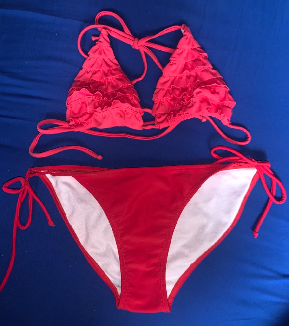 Maillot de bain rouge à volants photo 1