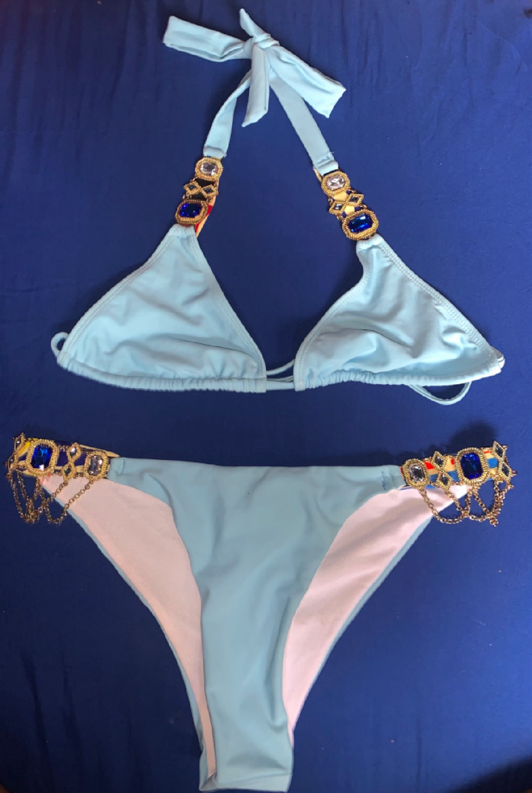 Maillot de bain bleu ciel orné de bijoux photo 1