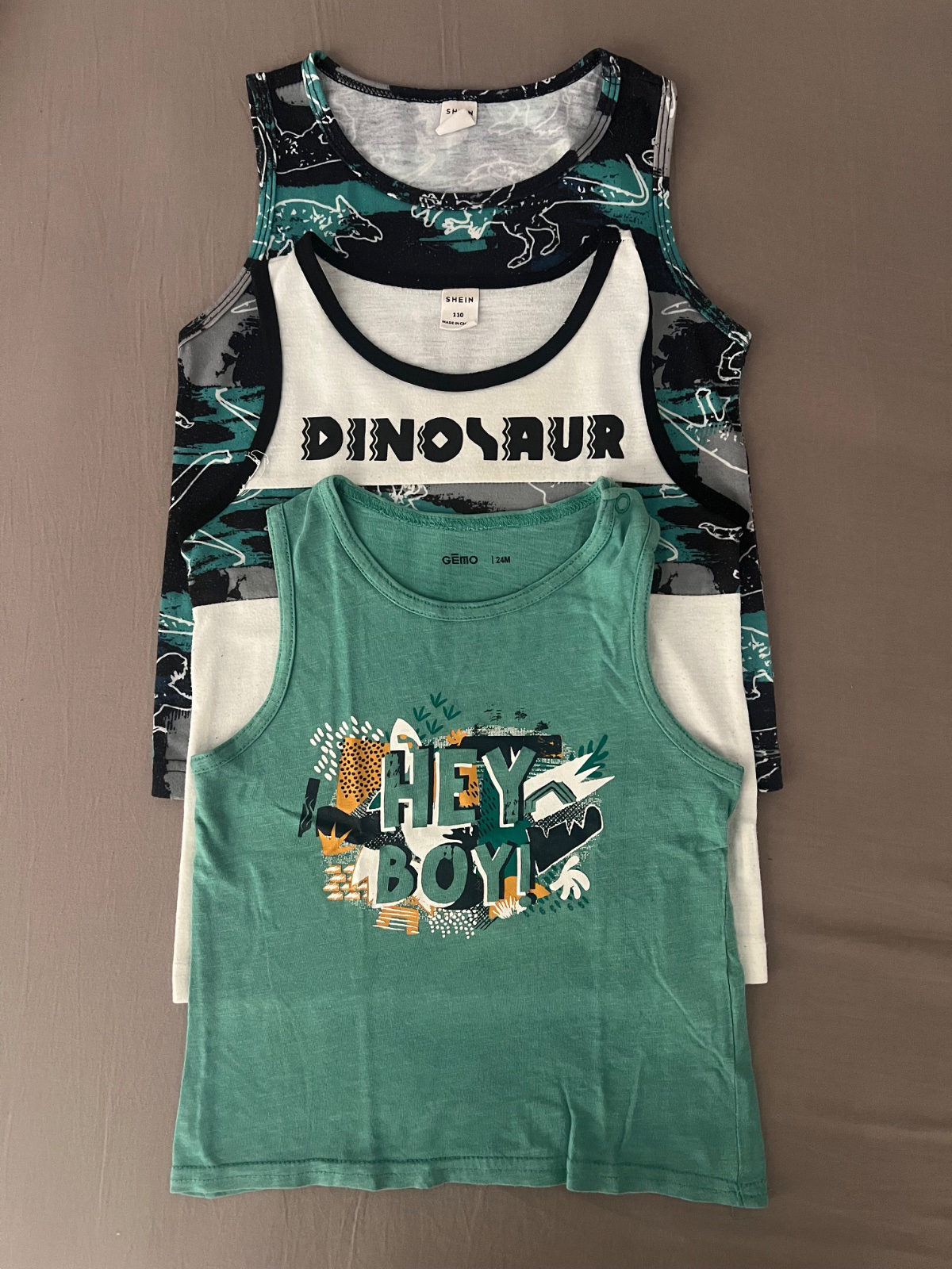 Lot de 3 débardeurs enfant motifs dinosaures et 'Hey Boy' photo 1