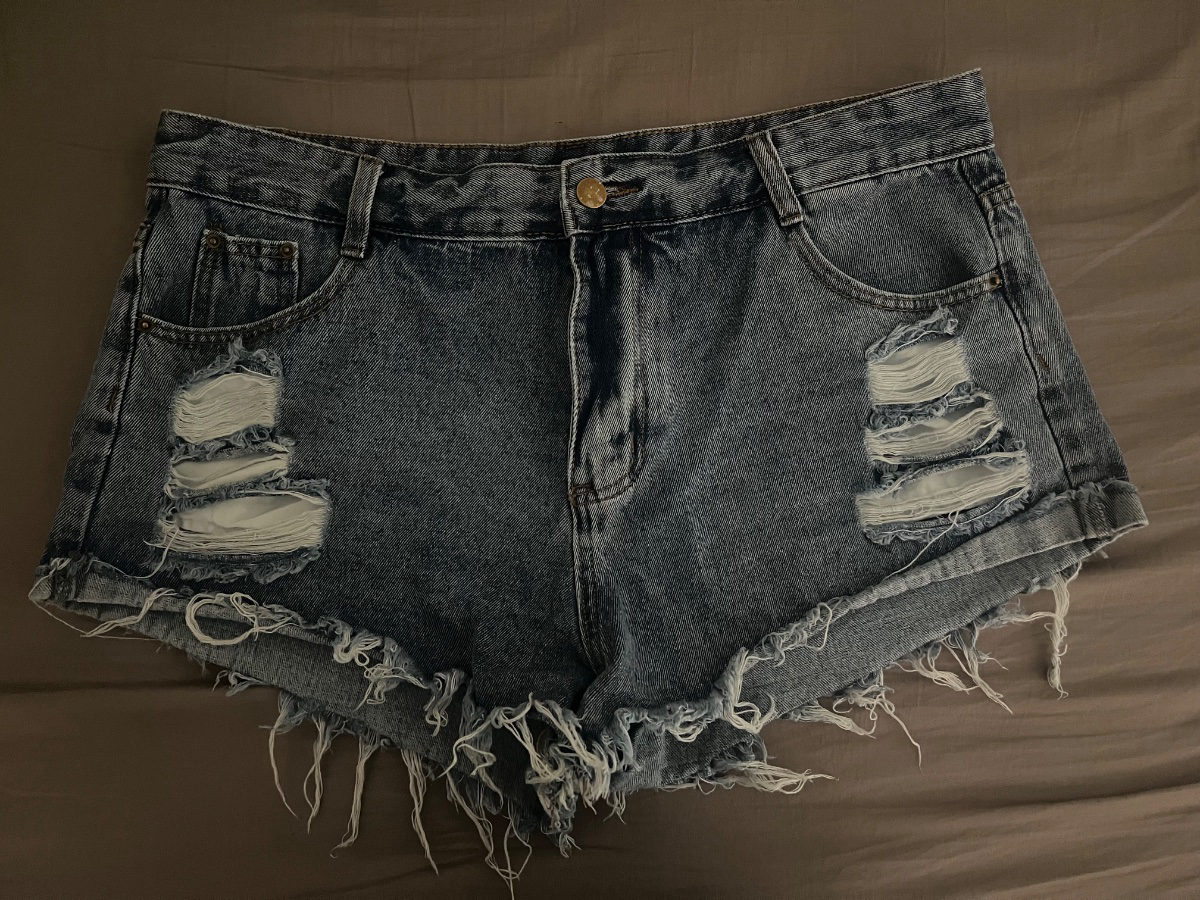 Short en jean délavé et déchiré photo 1