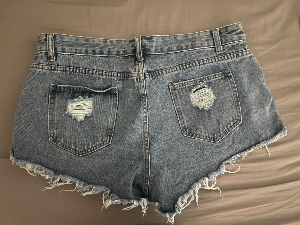 Short en jean délavé et déchiré photo 2