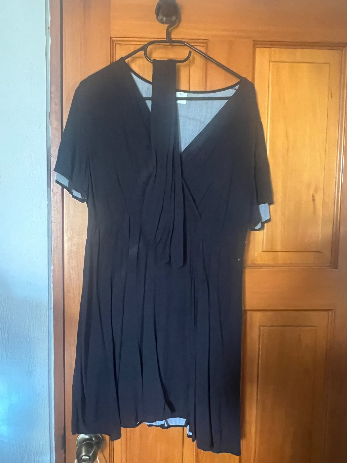 Robe noire élégante col V photo 1