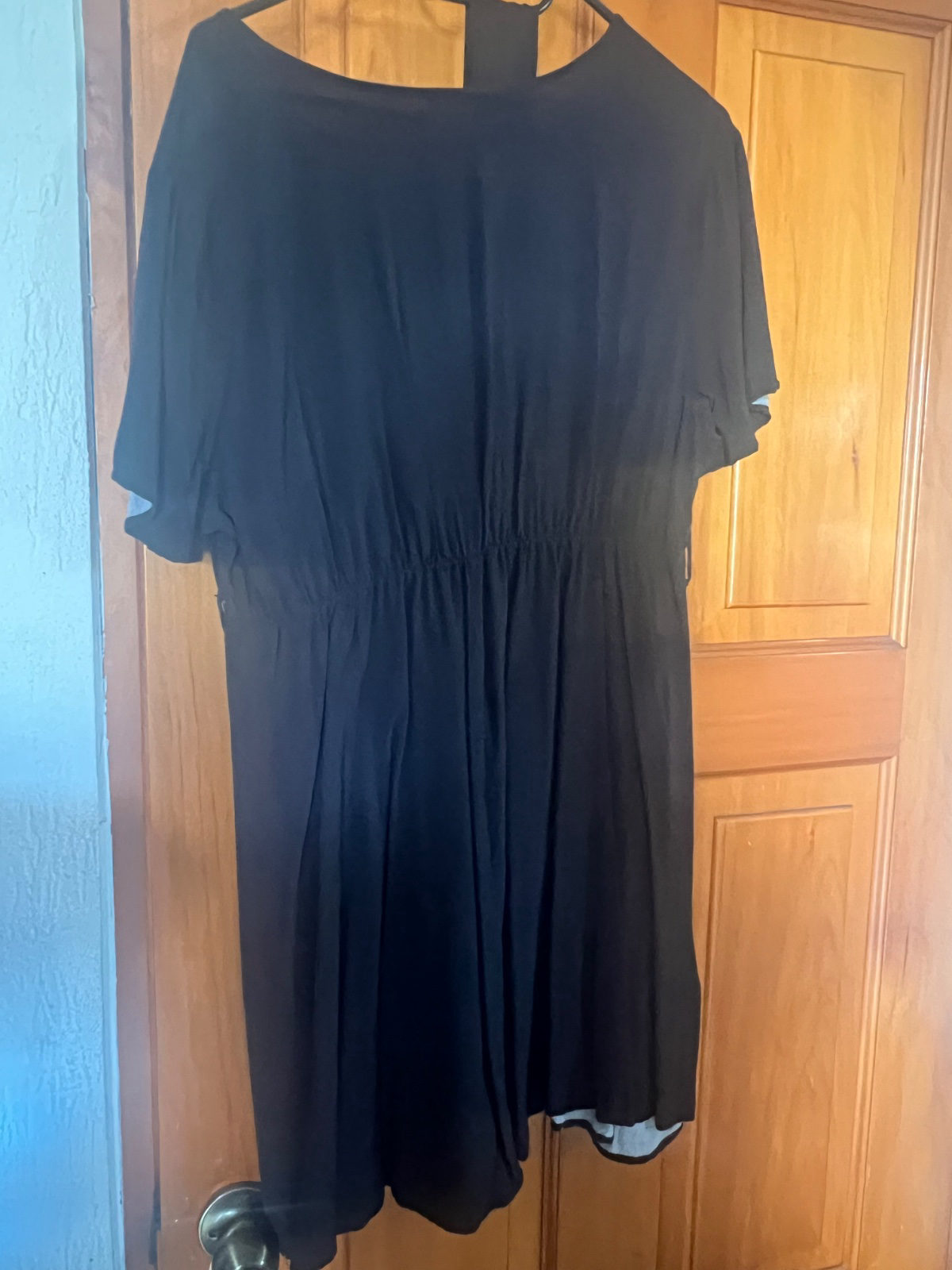 Robe noire élégante col V photo 2
