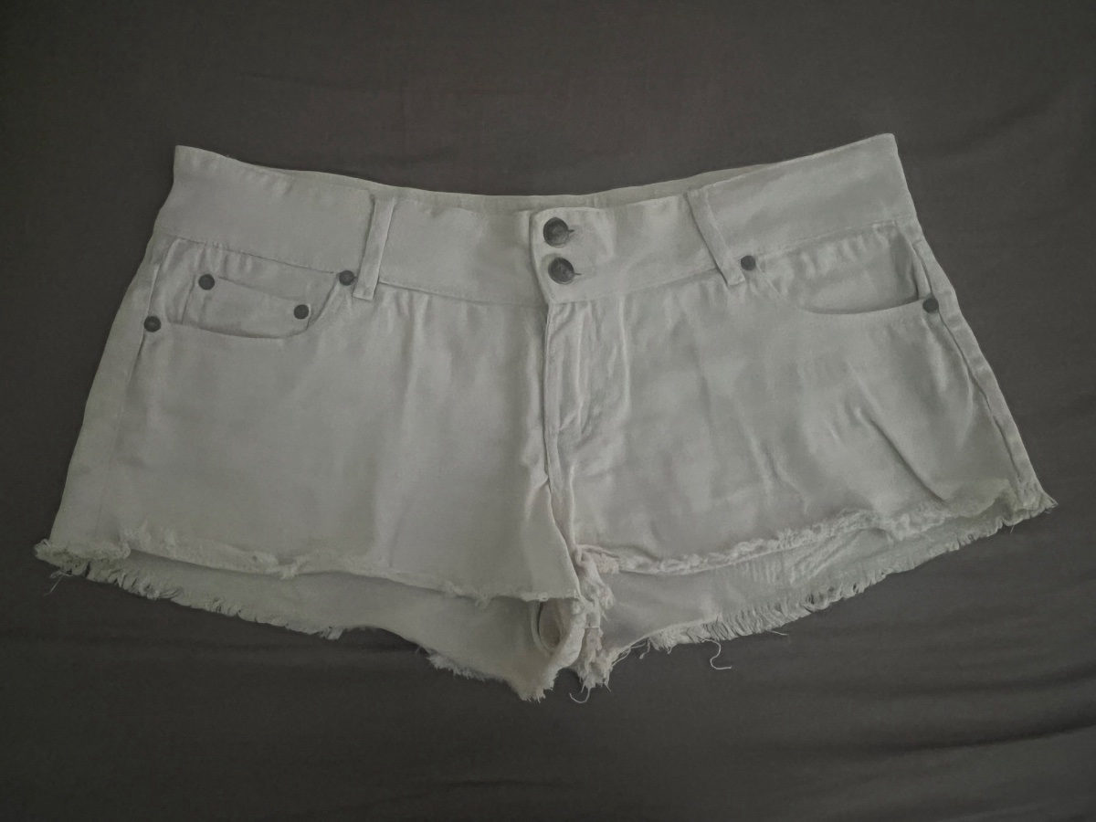 Short blanc décontracté à bords effilochés photo 1