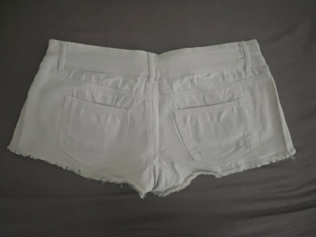 Short blanc décontracté à bords effilochés photo 2