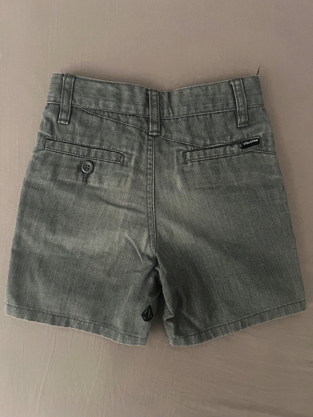 Short gris foncé volcom pour enfant photo 2