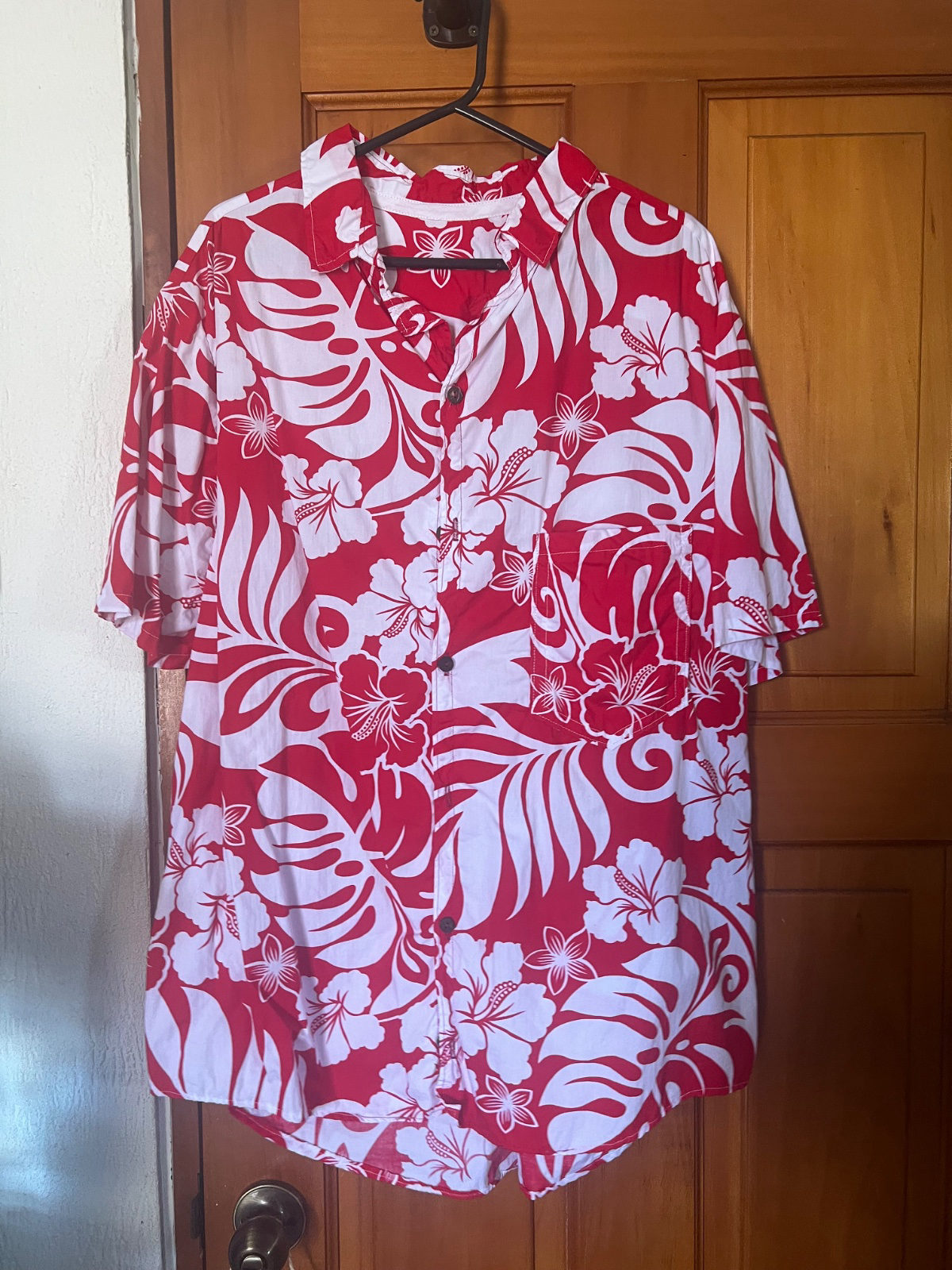 Chemise rouge et blanche à motifs floraux photo 1