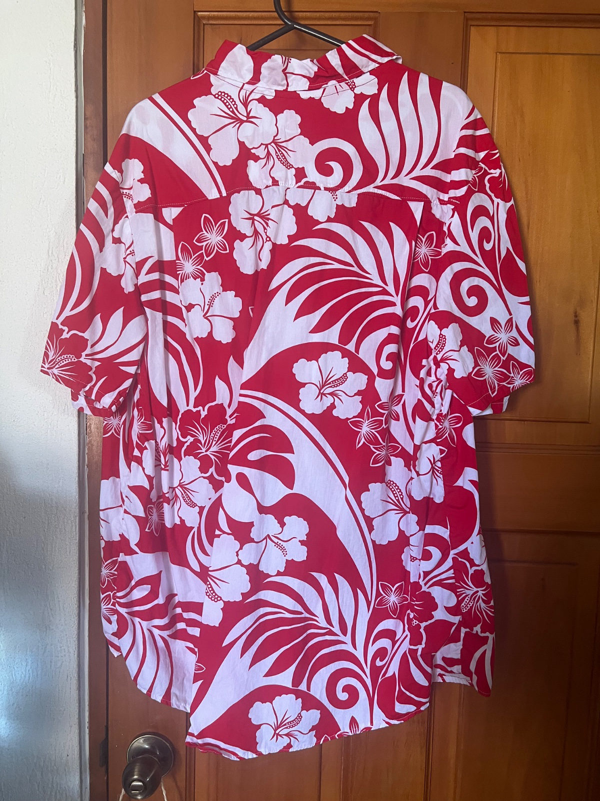Chemise rouge et blanche à motifs floraux photo 2