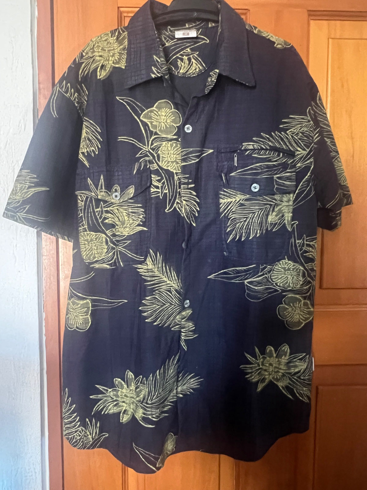 Chemise bleu marine à motifs floraux photo 1