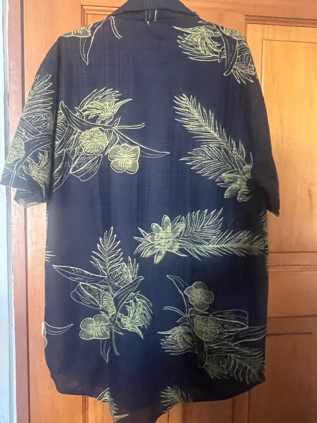 Chemise bleu marine à motifs floraux photo 2