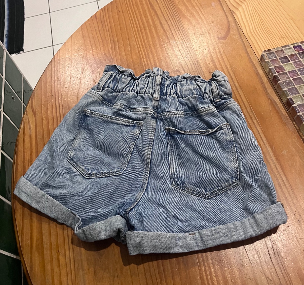 Short en jean taille haute froncée photo 4