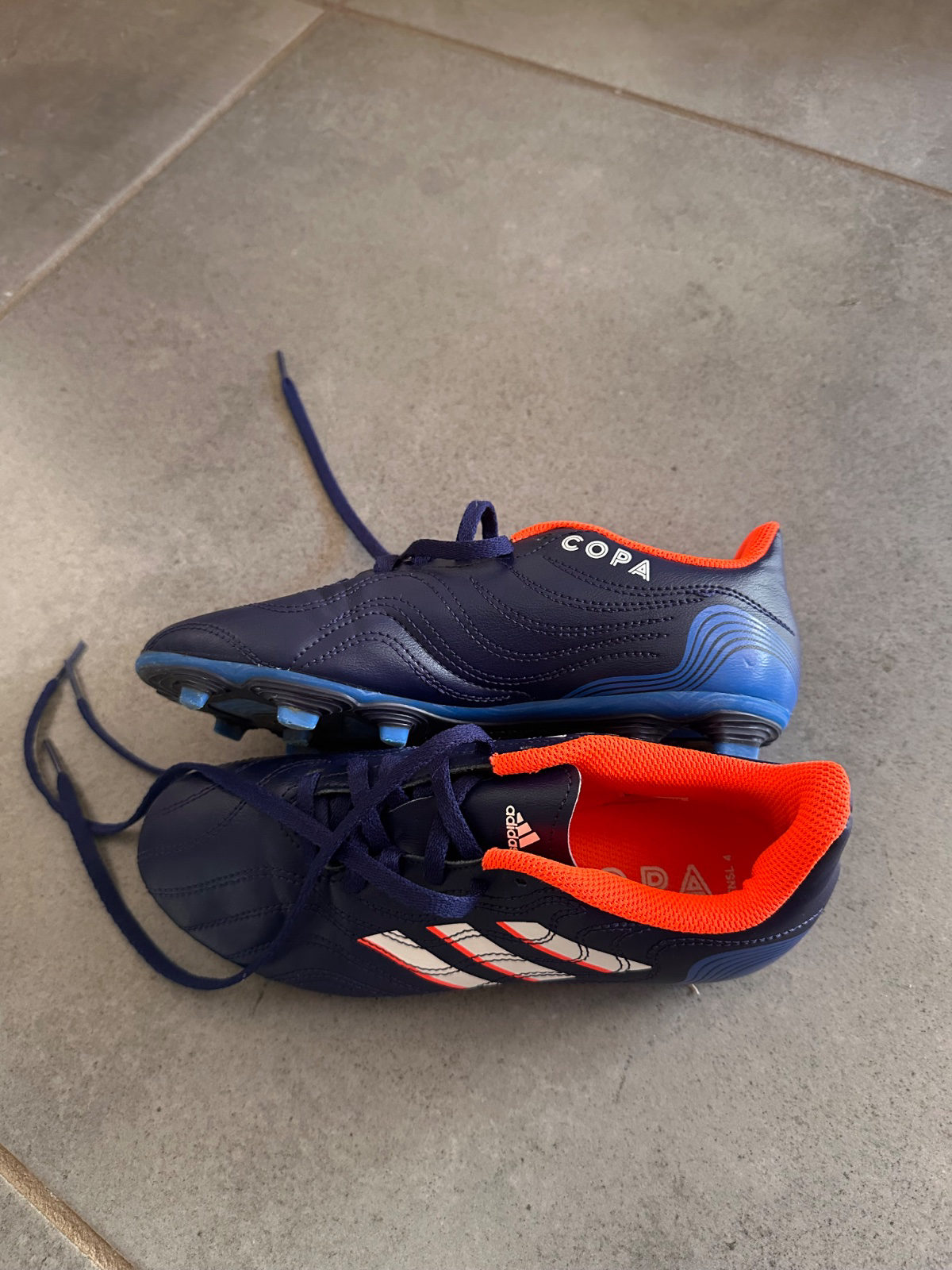 Chaussures de foot Adidas Copa bleues et oranges photo 1