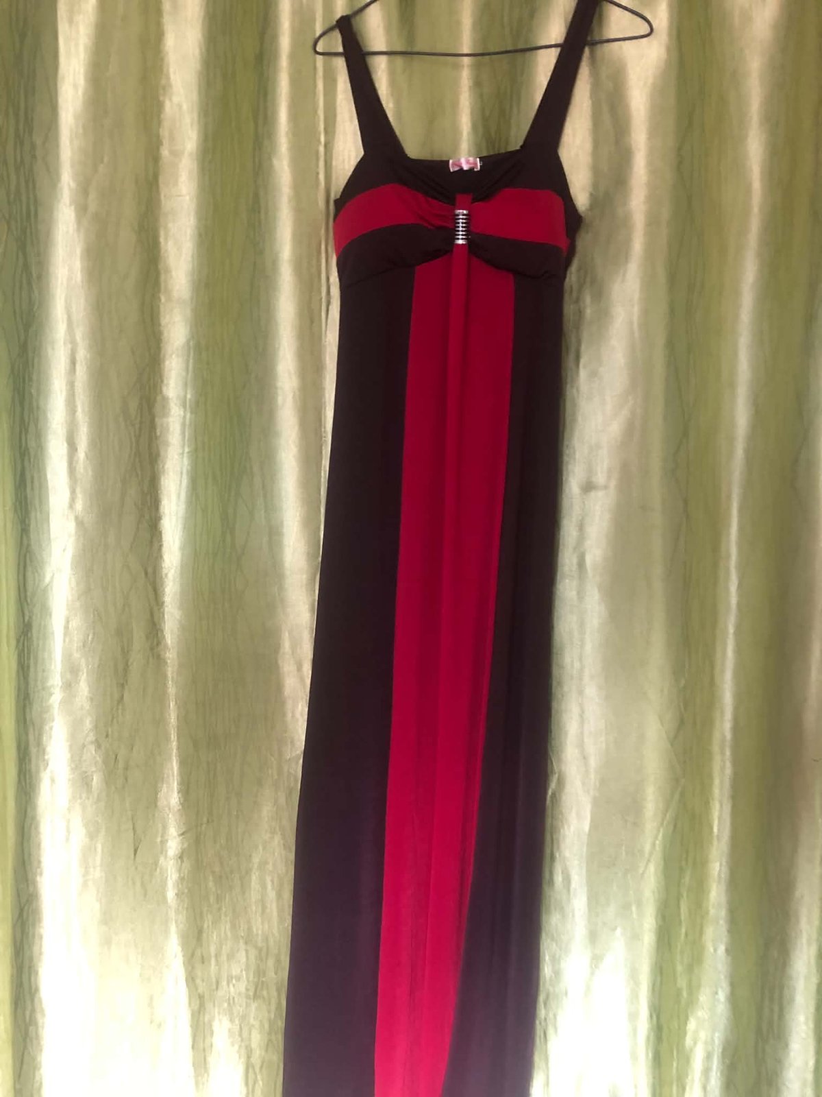 Robe longue bicolore noire et rouge avec détails brillants photo 1