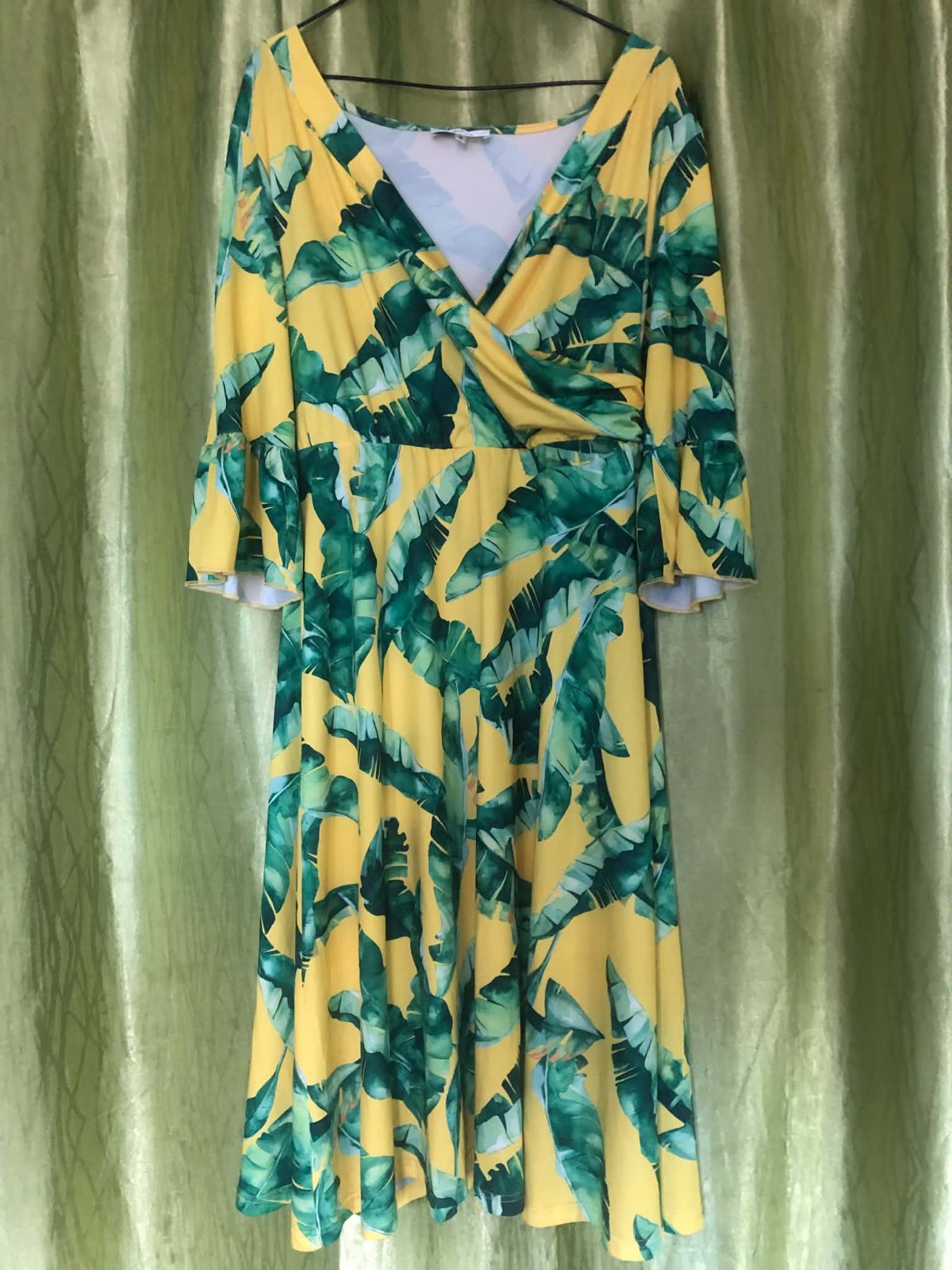 Robe midi jaune à imprimé feuilles tropicales photo 1