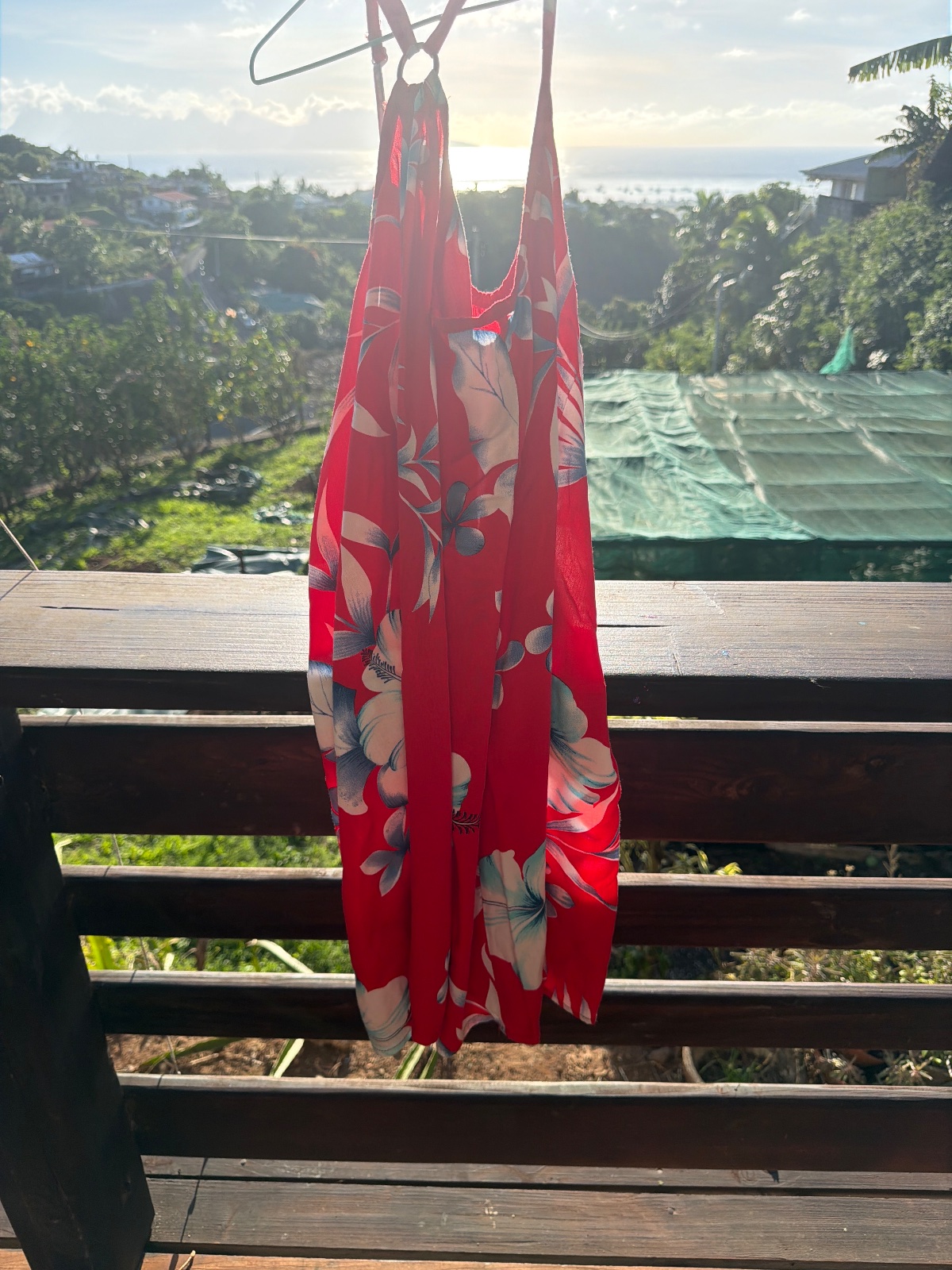 Robe d'été rouge à motifs floraux photo 1