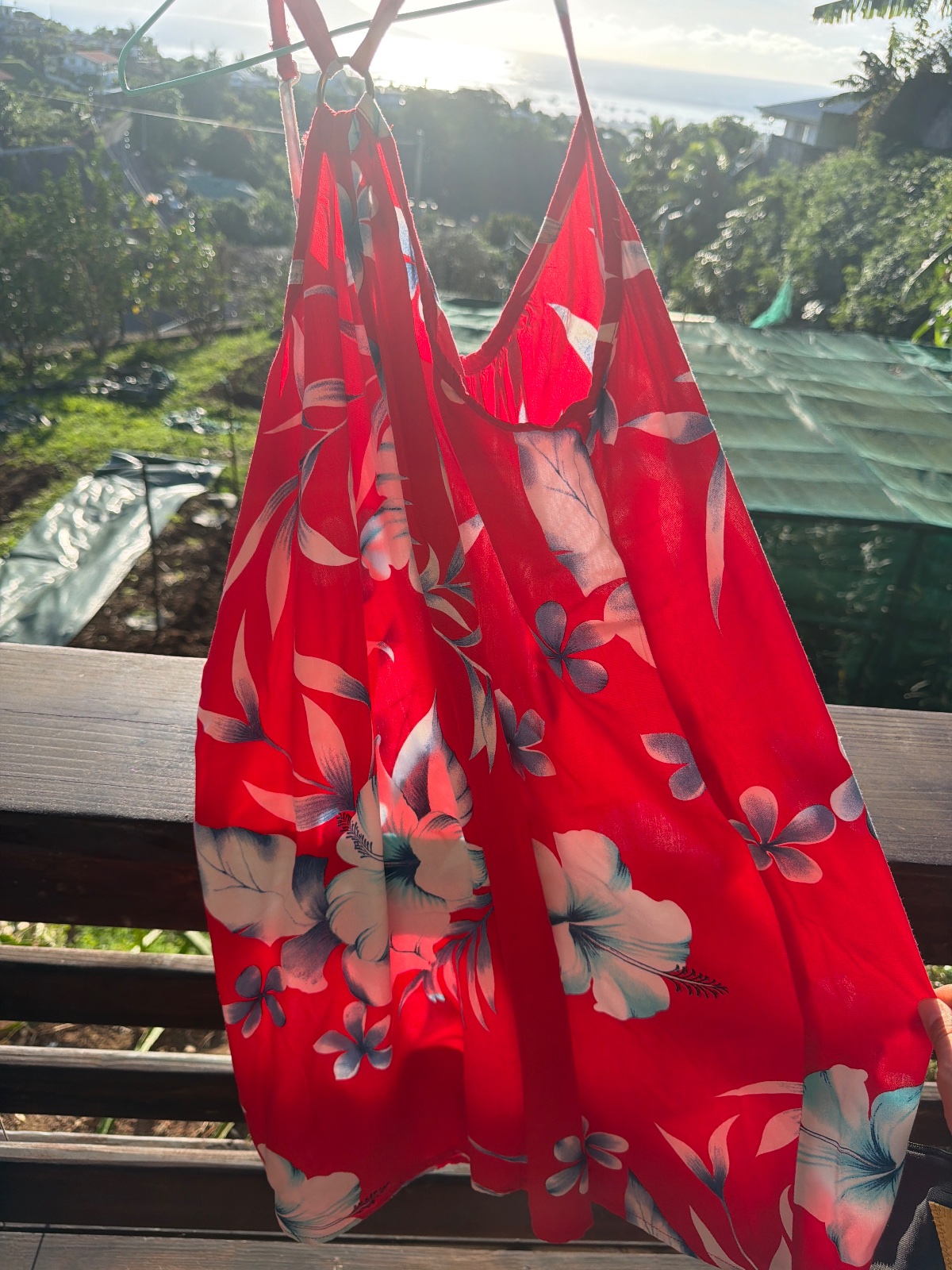 Robe d'été rouge à motifs floraux photo 2